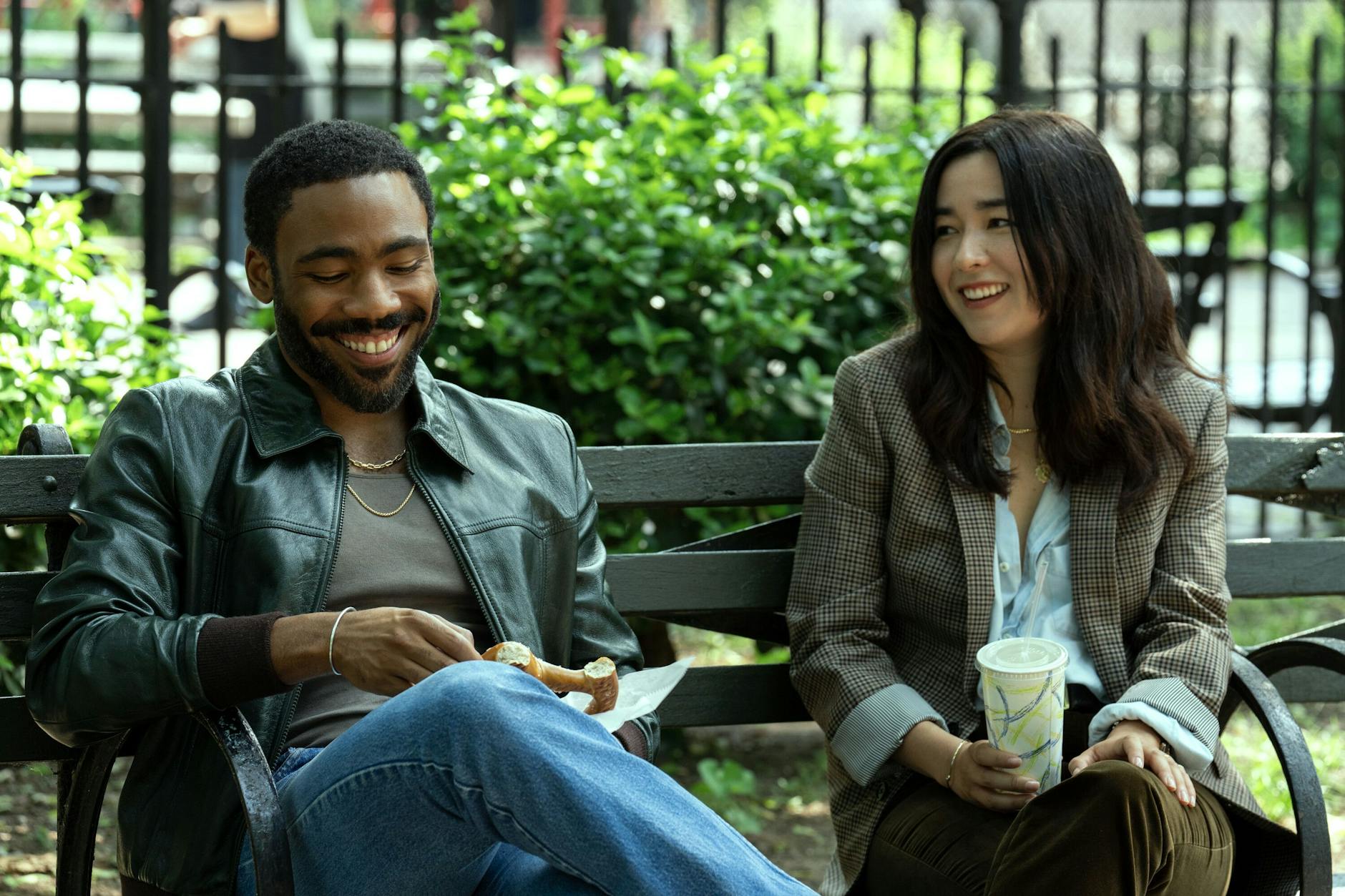 „Mr. & Mrs. Smith“ als Serie mit Donald Glover (l.) und Maya Erskine auf Amazon Prime Video