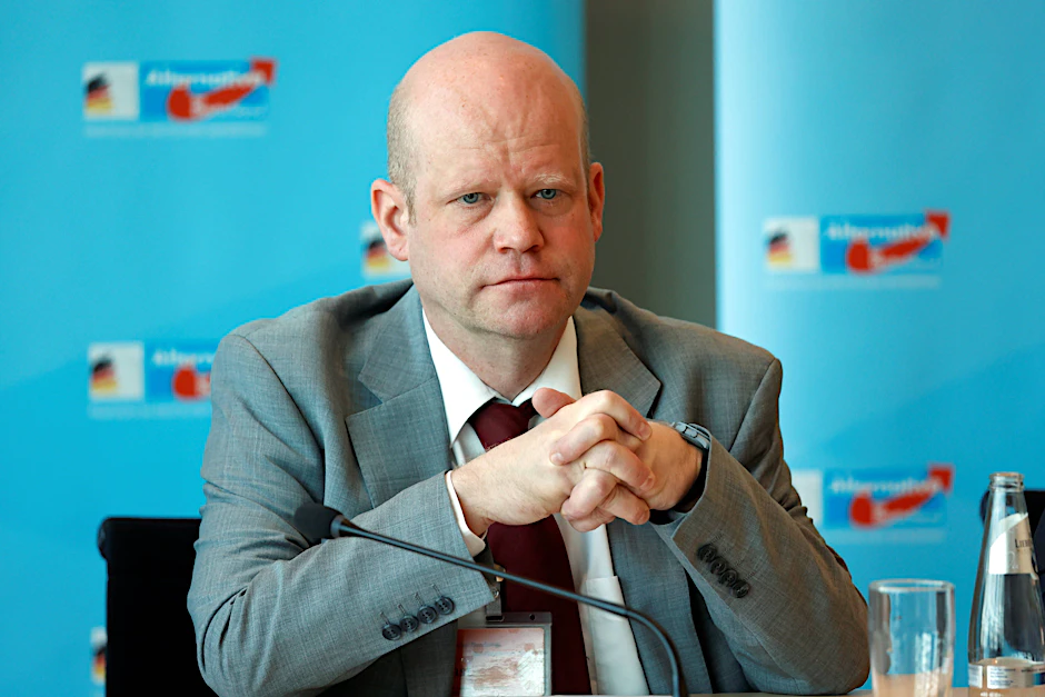 Staatsrechtler Ulrich Vosgerau während einer AfD-Pressekonferenz im Bundestag – ausländerfeindliche Aussagen will er während des „Geheimtreffens“ in Potsdam nicht getätigt haben.
