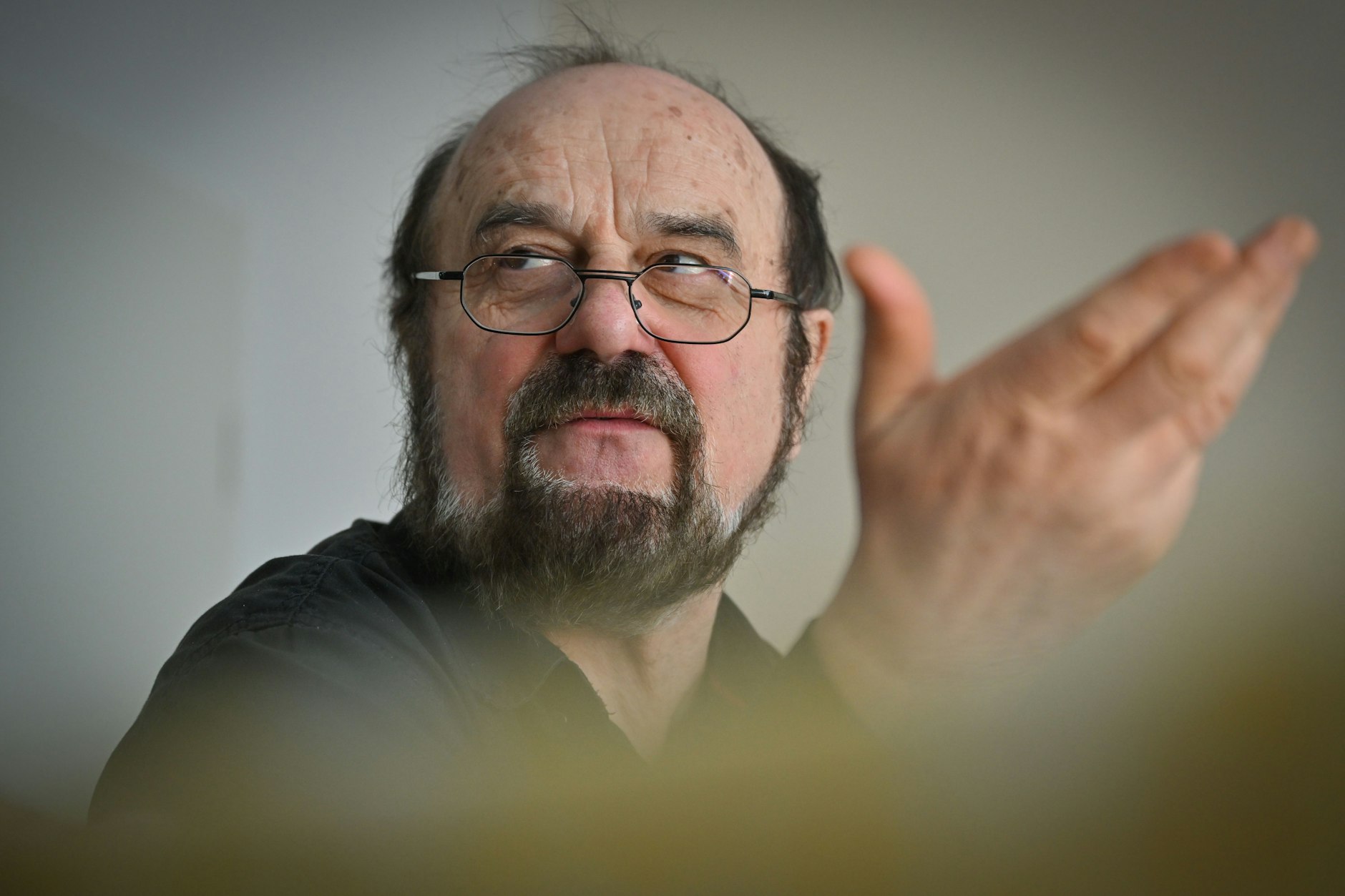 Komponist Helmut Zapf während einer Unterrichtsstunde. Das Komponieren von Musikstücken ist eine Wissenschaft für sich. Helmut Zapf bringt anderen bei, wie es geht.