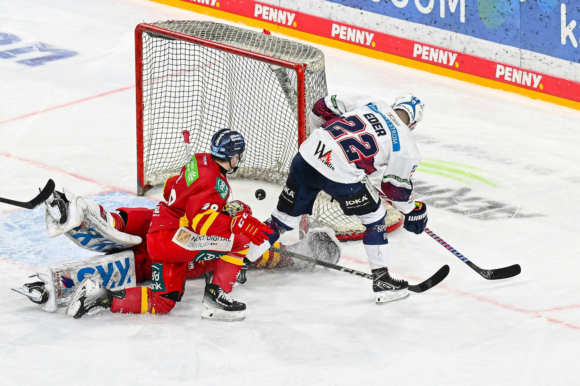 Eisbär Tobias Eder erzielt in Düsseldorf das Tor zum 3:0.