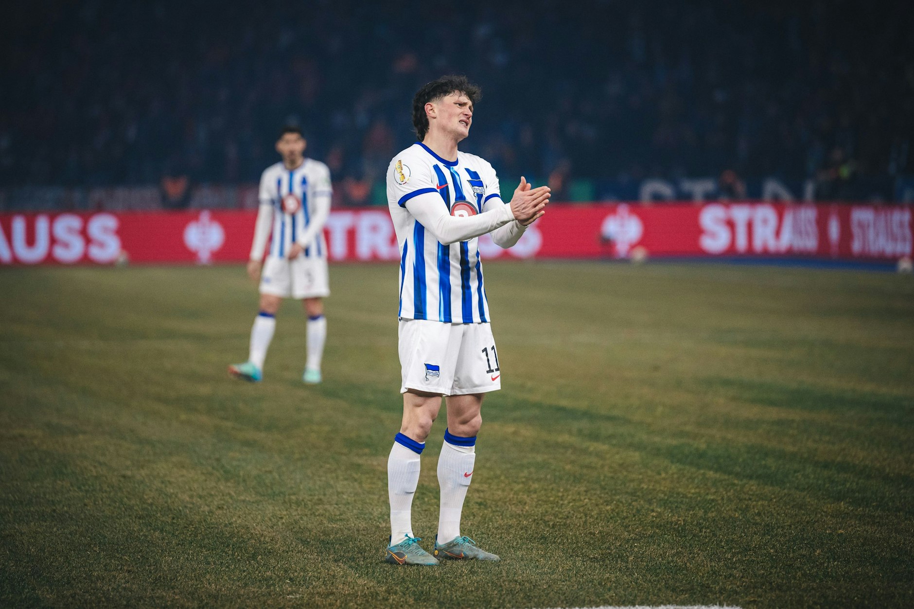 Zum Verzweifeln! Fabian Reese ist nach seinem Comeback im Pokal enttäuscht. Hertha fliegt im Viertelfinale gegen Kaiserslautern aus dem Pokal.