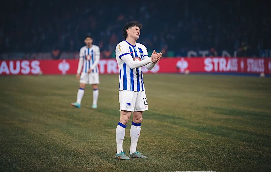 Zum Verzweifeln! Fabian Reese ist nach seinem Comeback im Pokal enttäuscht. Hertha fliegt im Viertelfinale gegen Kaiserslautern aus dem Pokal.