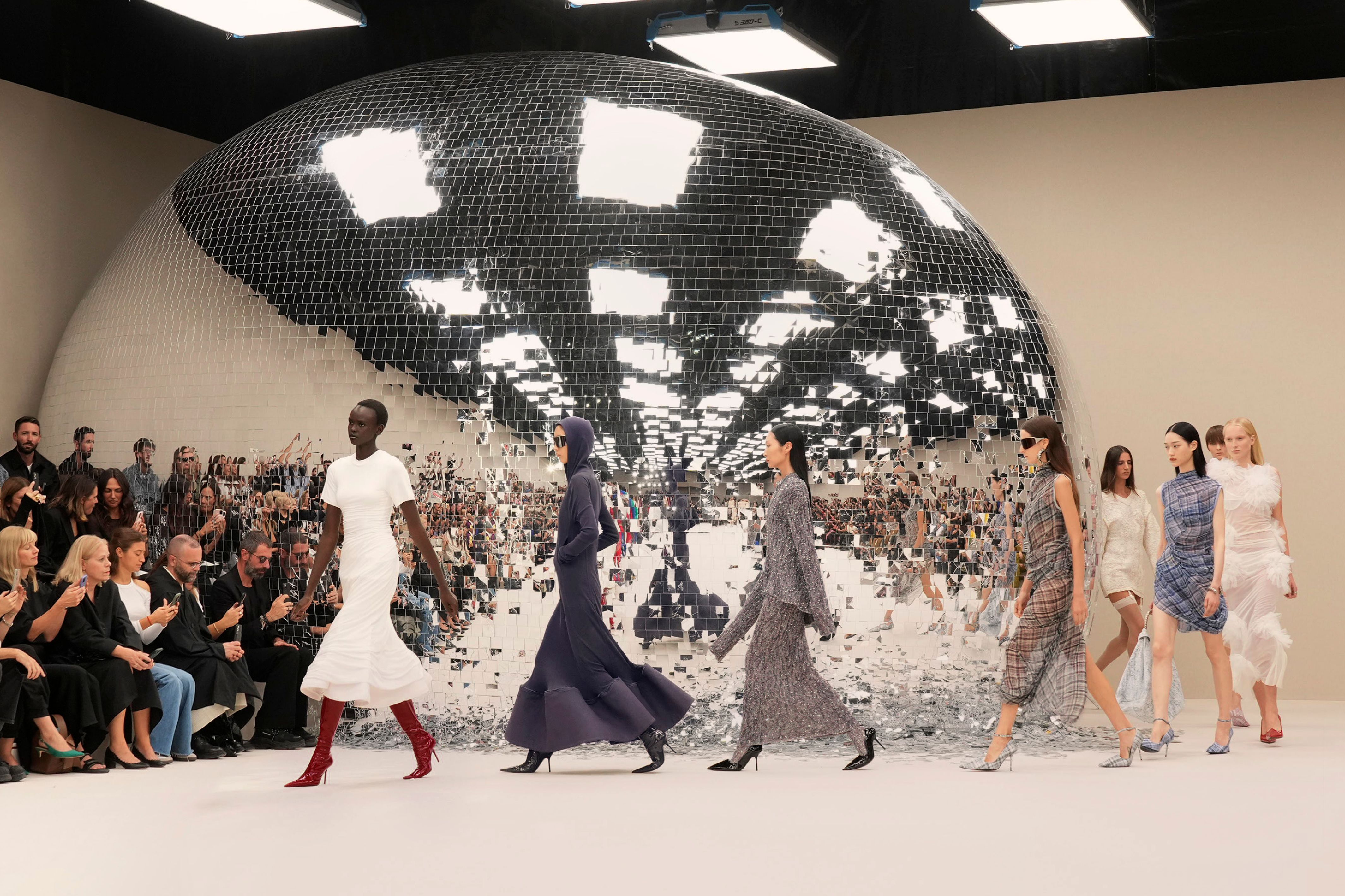 Schuhtrends 2024: Hohe Hacken, Sneaker in XL von Balenciaga, Miu Miu und Co.