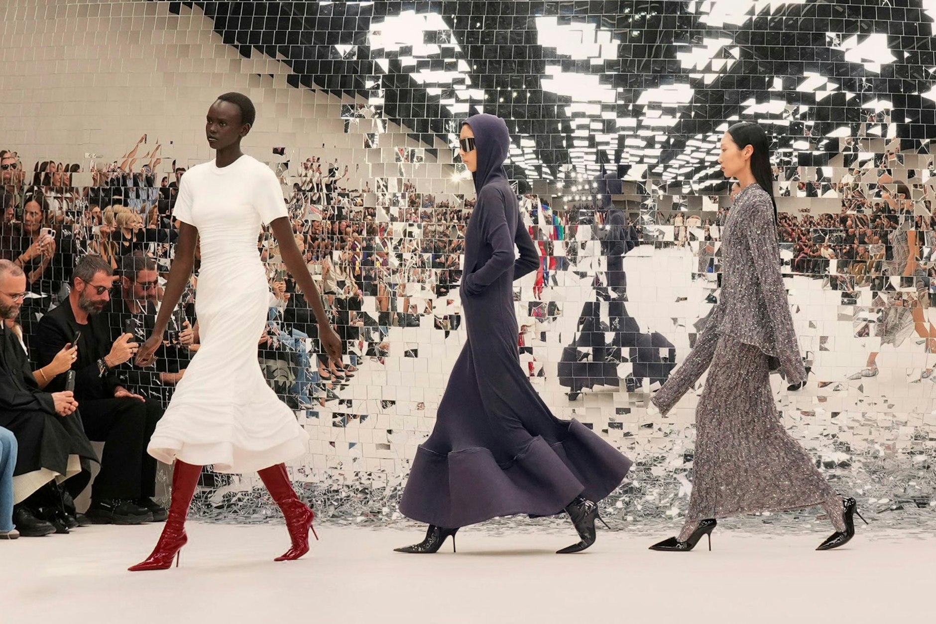 Achtung, heiße Schuhmode im Anmarsch! Der Frühling 2024 naht mit stylisch-großen Schritten.