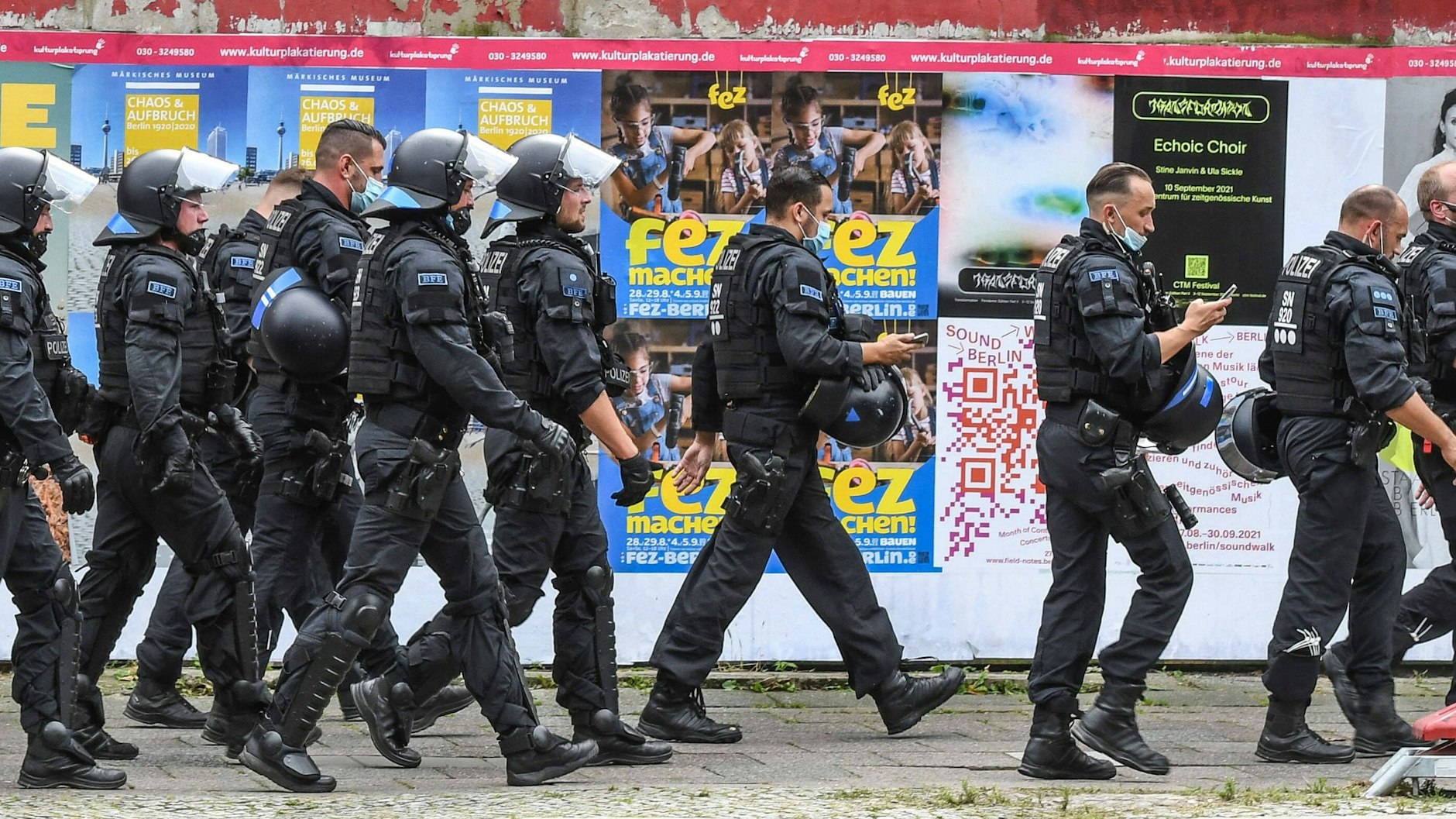 Eine Uniform kommt selten allein: Die Kampfmontur der Berliner Polizei ist dem zeitgenössischen Raver-Outfit nicht unähnlich.