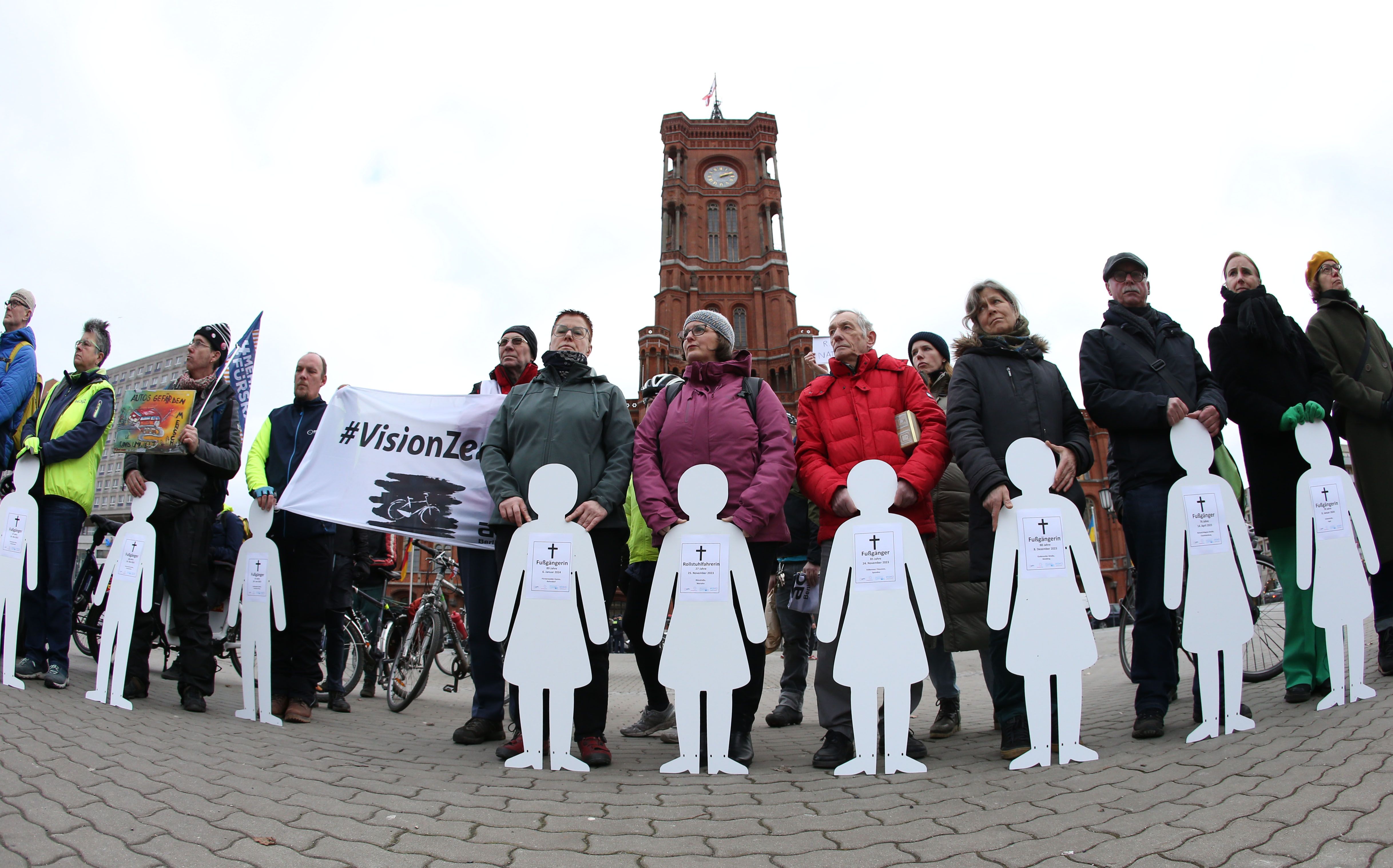 Image - Berlin: So viele Fußgänger und Radfahrer starben auf den Straßen – stiller Protest vor Rotem Rathaus