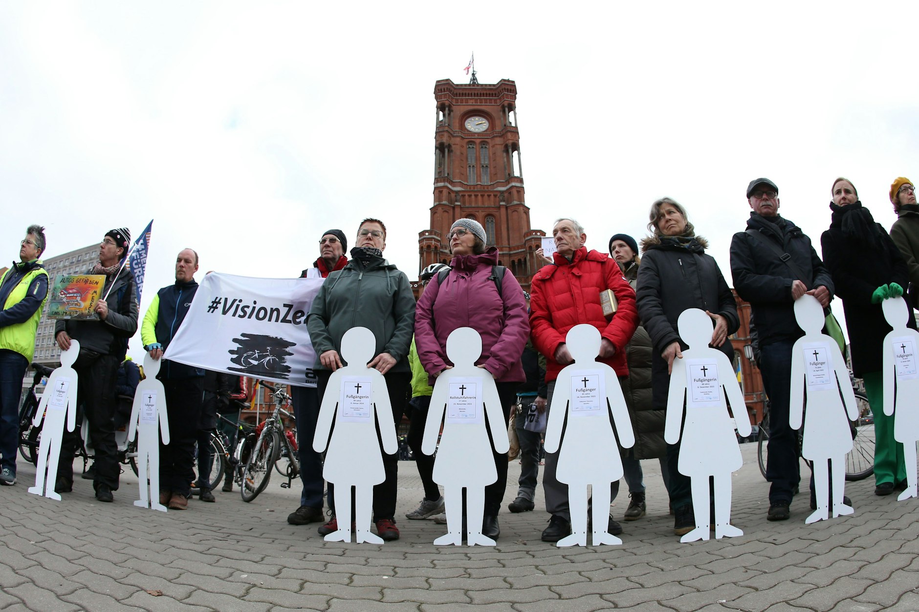 Protest vor dem Roten Rathaus in Berlin-Mitte: Jede weiße Figur steht für einen Menschen, der als Fußgänger im Berliner Straßenverkehr getötet wurde.