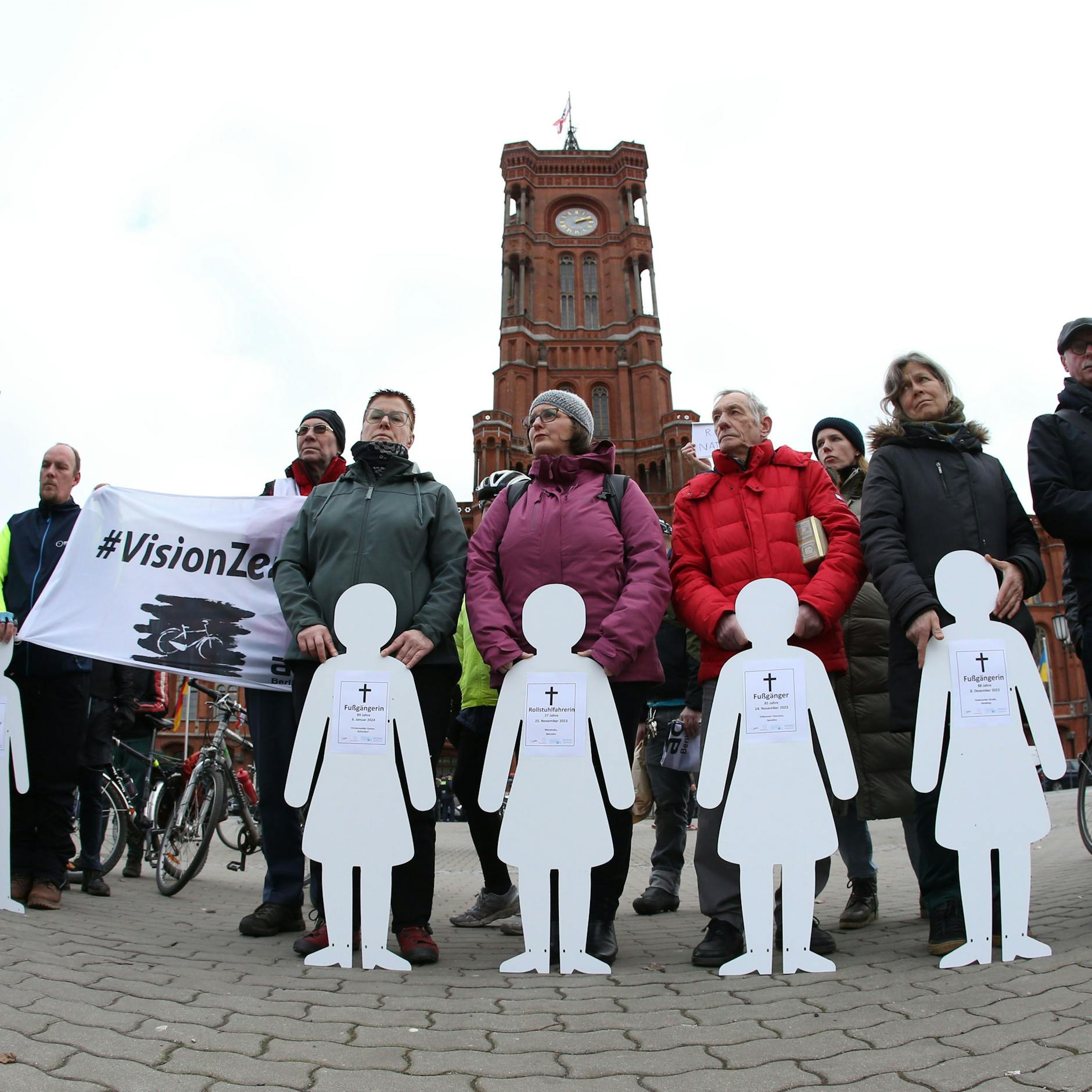 Image - Berlin: So viele Fußgänger und Radfahrer starben auf den Straßen – stiller Protest vor Rotem Rathaus