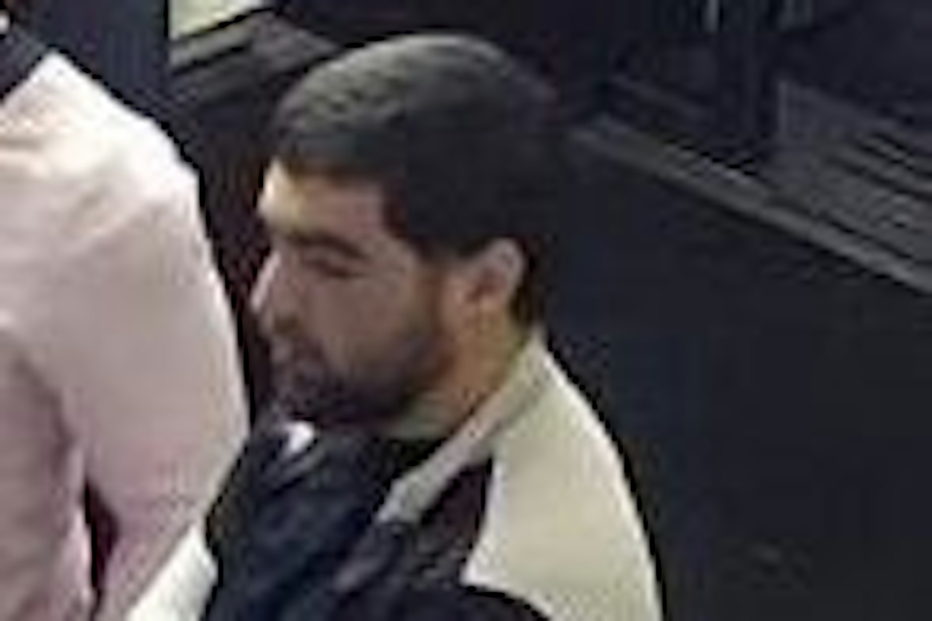 Fahndung: Die Polizei Berlin sucht nach diesem Mann.