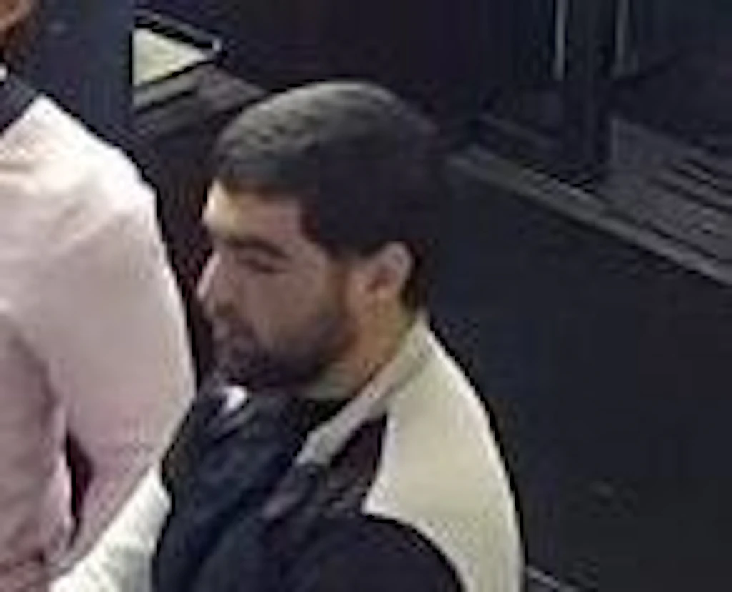 „Burgermeister“ in Charlottenburg überfallen: Wer kennt den mutmaßlichen Burger-Dieb?