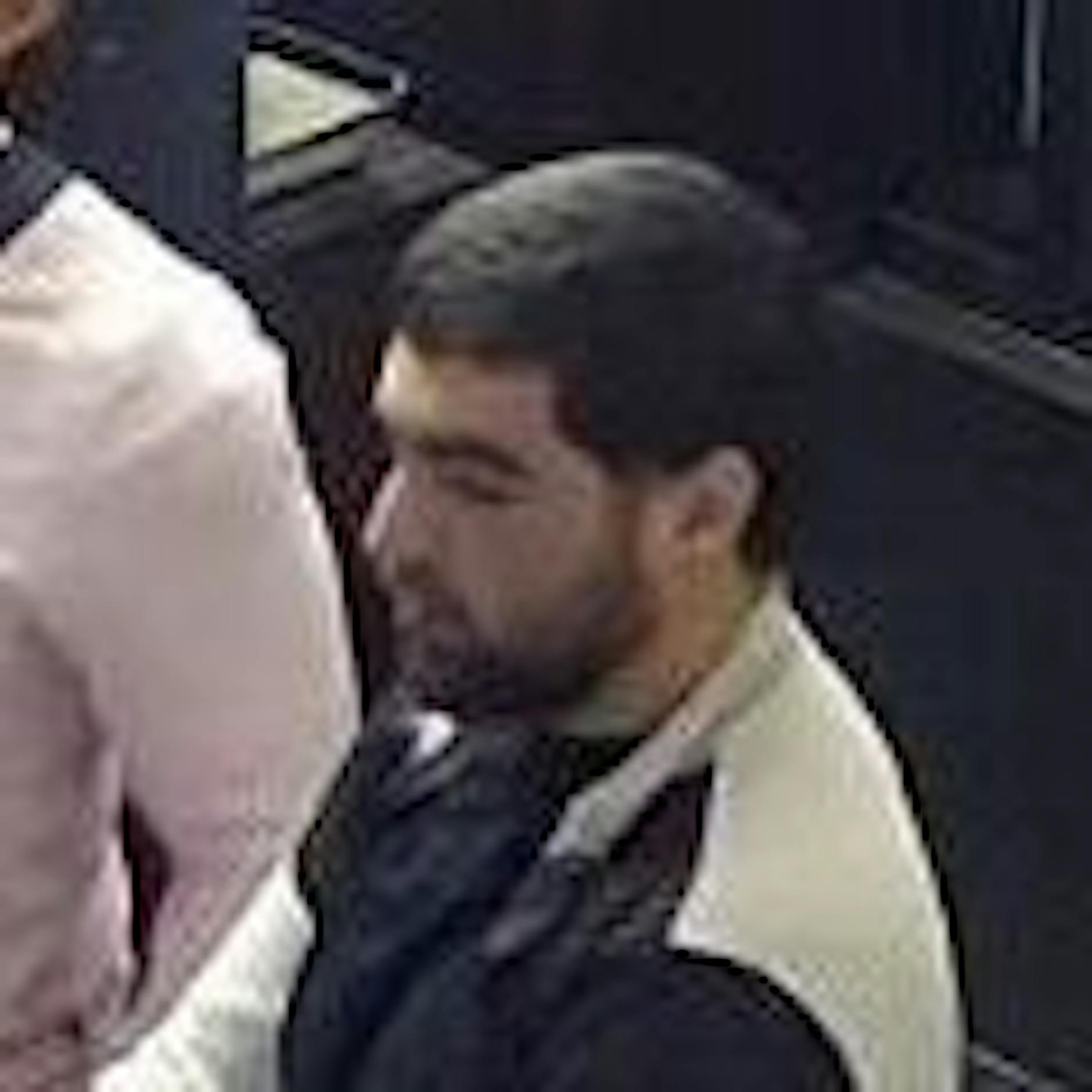 „Burgermeister“ in Berlin-Charlottenburg überfallen: Wer kennt den mutmaßlichen Burger-Dieb?