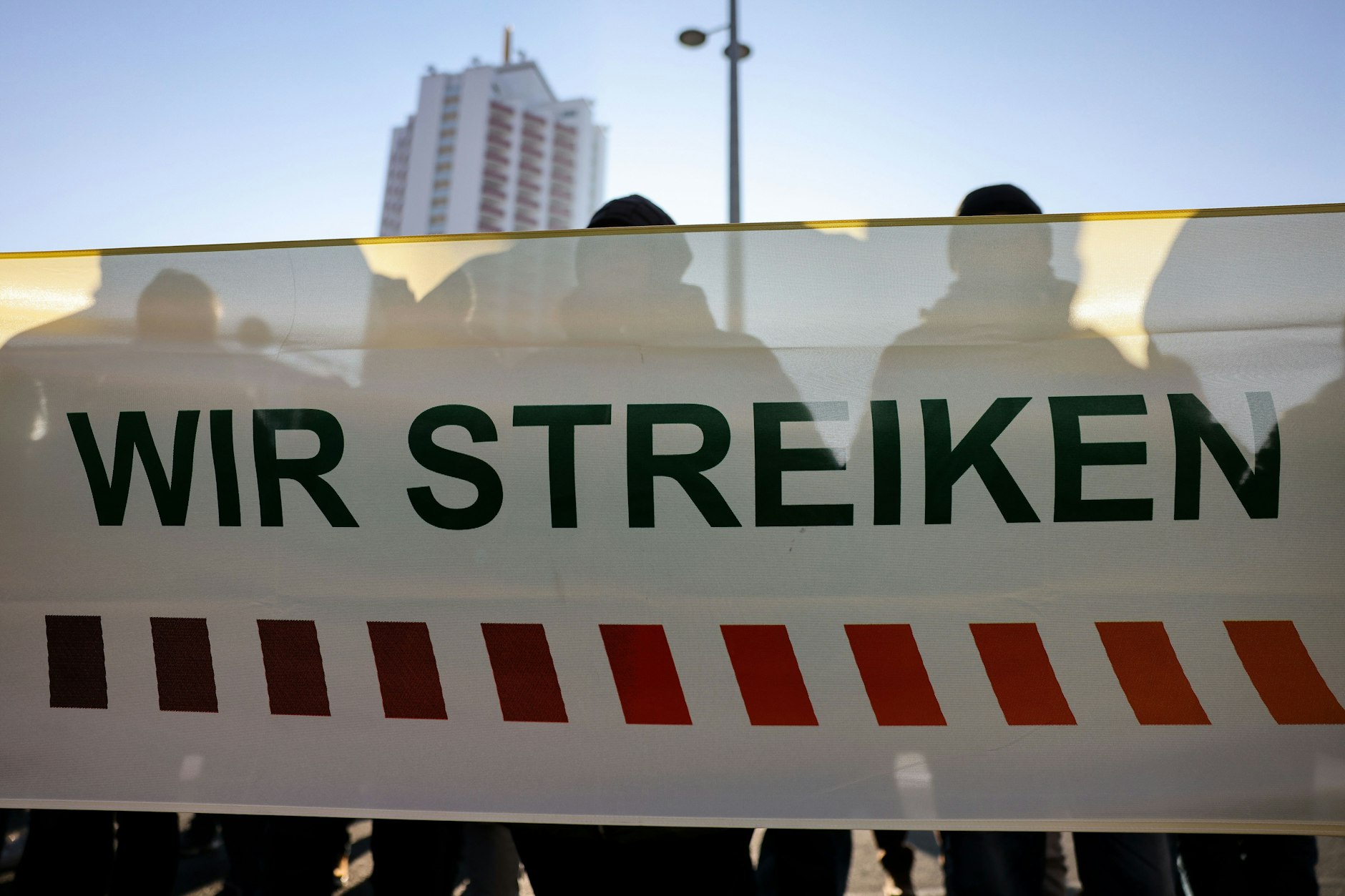 Streikende Lokführer stehen im Januar vor dem Leipziger Hauptbahnhof. Die Menschen im Osten wissen, wie wichtig das Grundrecht auf Arbeitskampf ist. 