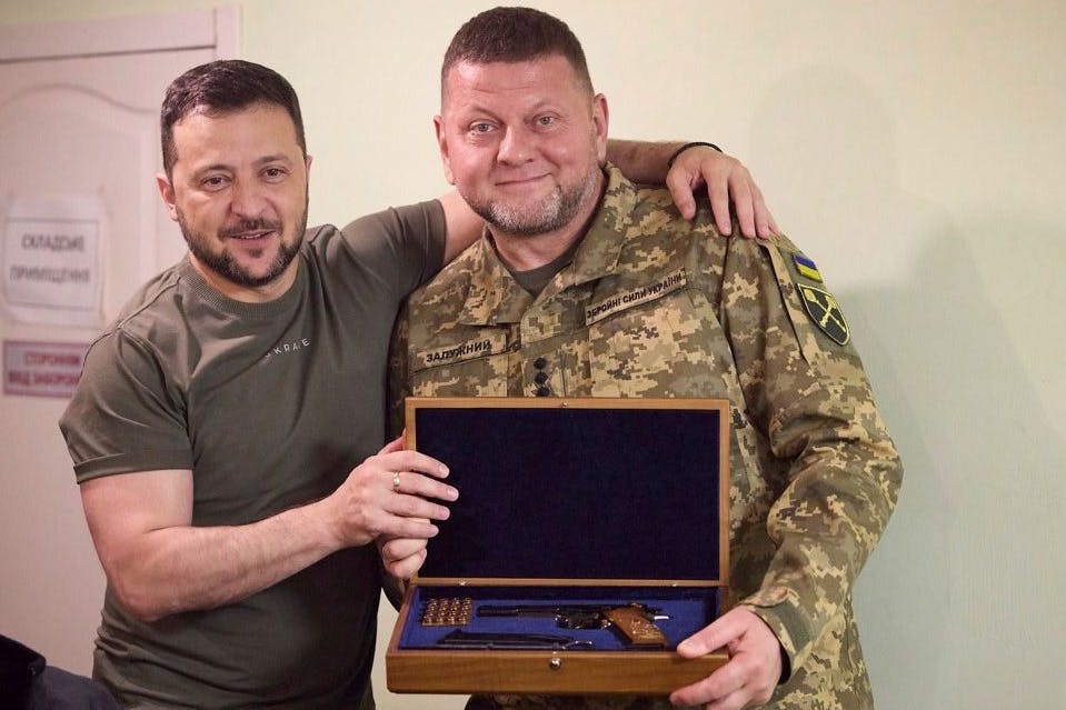 Hier noch in Eintracht: Präsident Wolodymyr Selenskyj und Oberbefehlshaber Walerij Saluschnyj