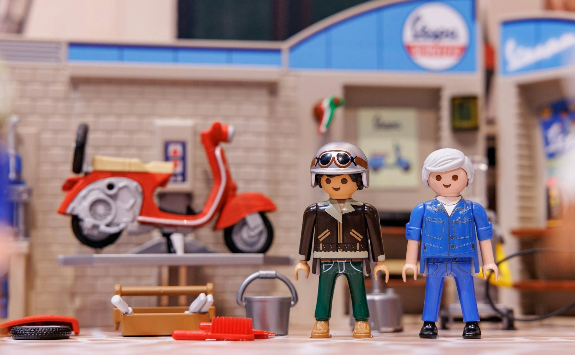Playmobil-Figuren der Vespa-Garage aus der Kidult-Reihe von Playmobil.  