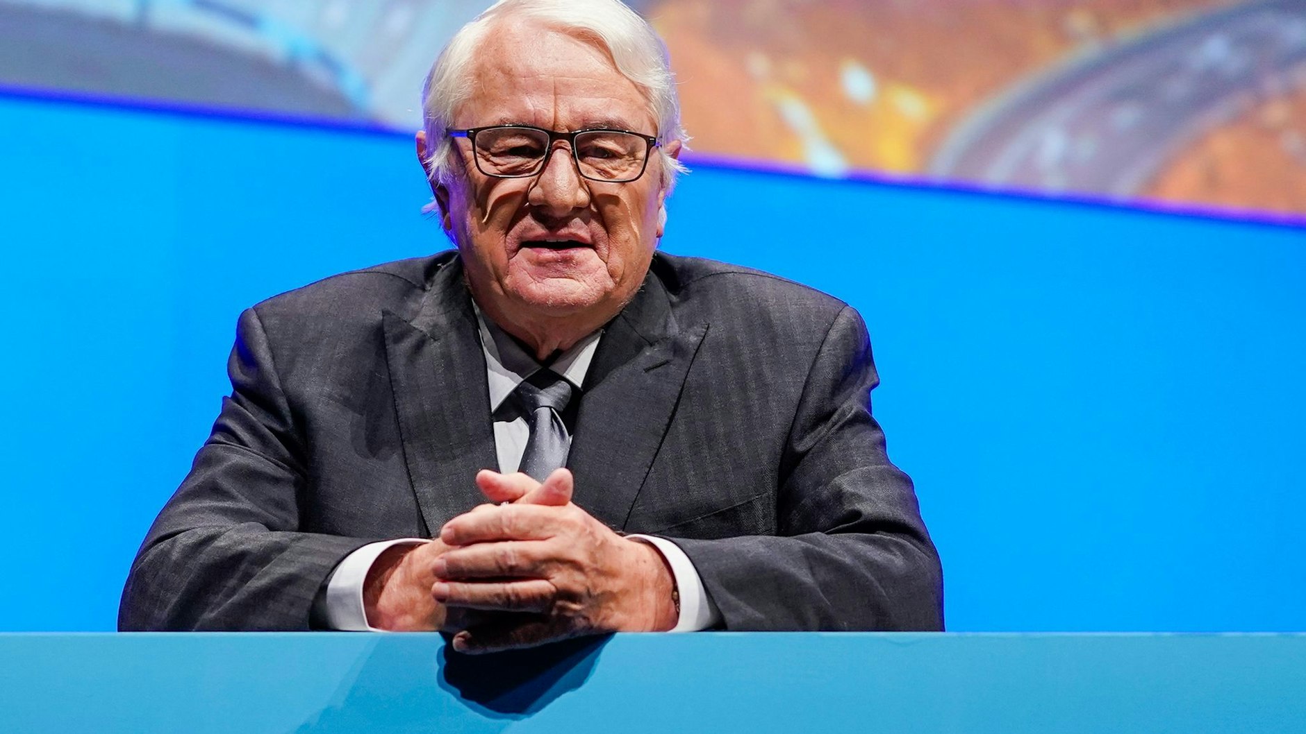 Hasso Plattner steht bei der Hauptversammlung des Softwarekonzerns SAP auf der Bühne.
