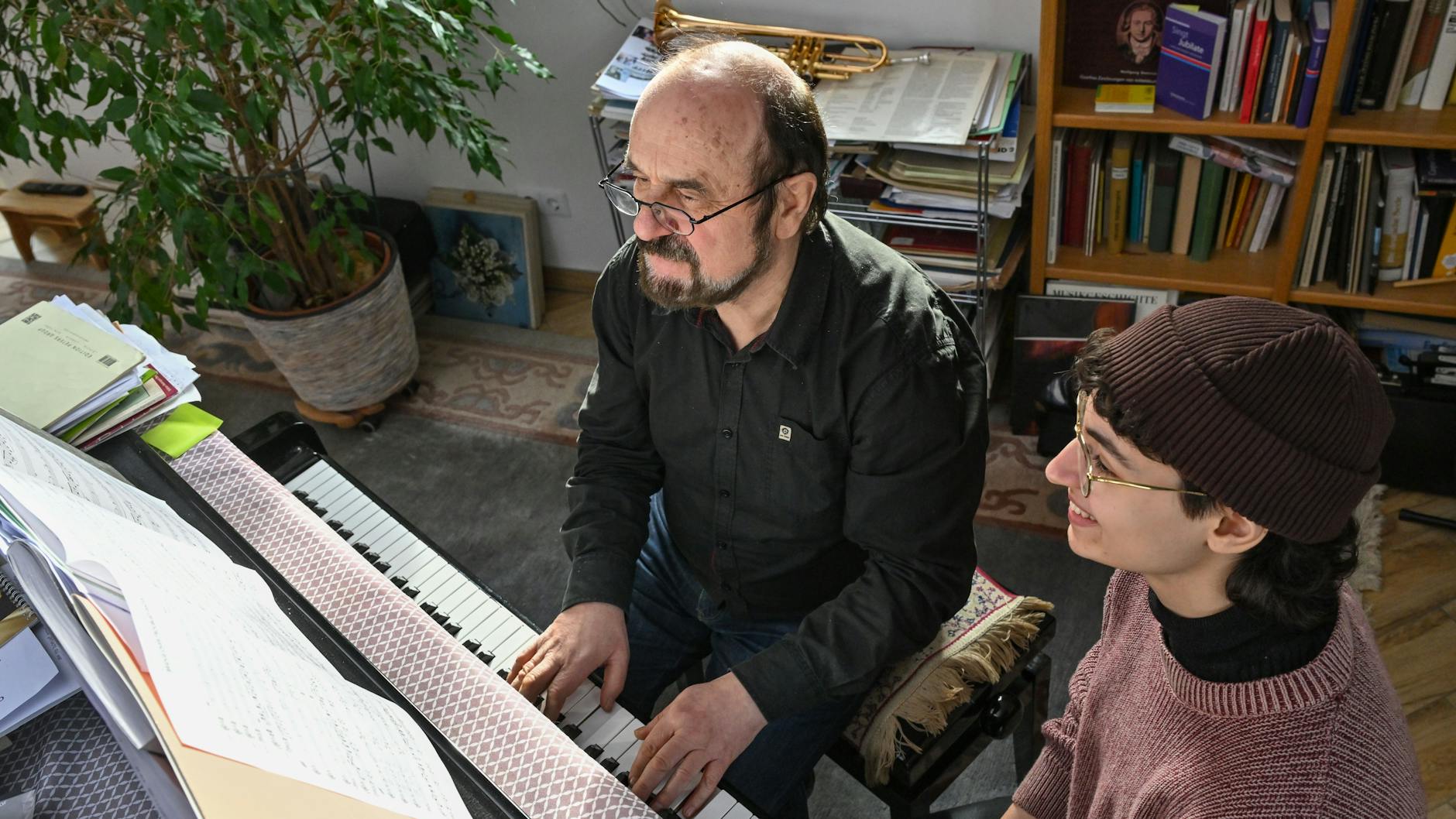 Die 19-jährige Libanesin Raphaelle Aoun, Nachwuchs-Komponistin, sitzt beim Unterricht im Wohnzimmer des Komponisten Helmut Zapf.