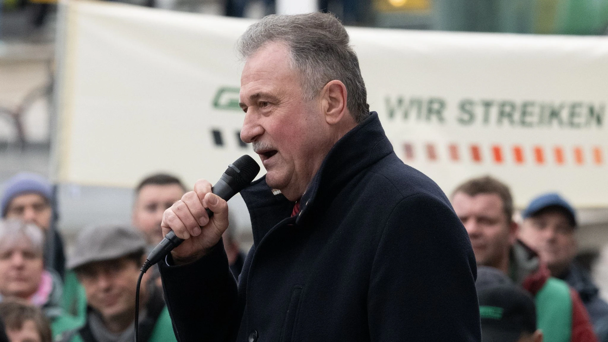 GDL-Chef Claus Weselsky bei einer Kundgebung vor streikenden Lokführern am Hauptbahnhof in Dresden.
