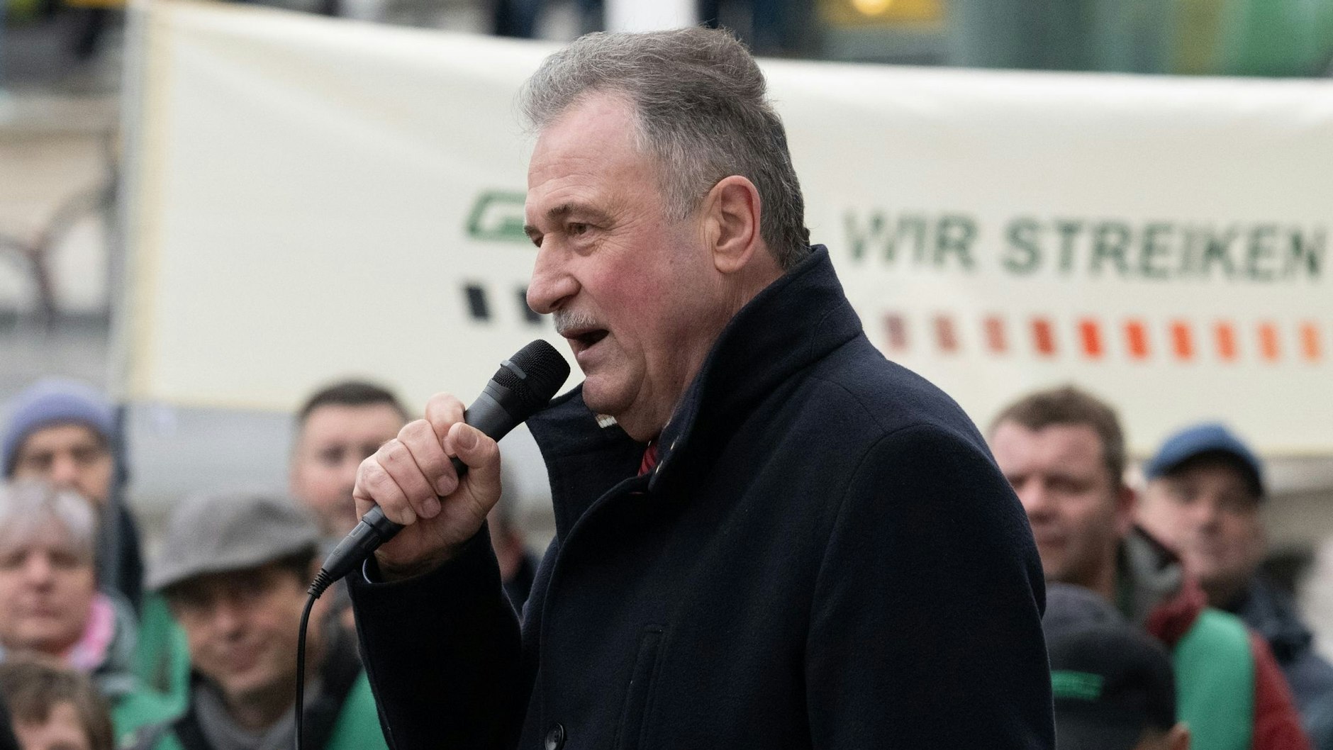GDL-Chef Claus Weselsky bei einer Kundgebung vor streikenden Lokführern am Hauptbahnhof in Dresden.