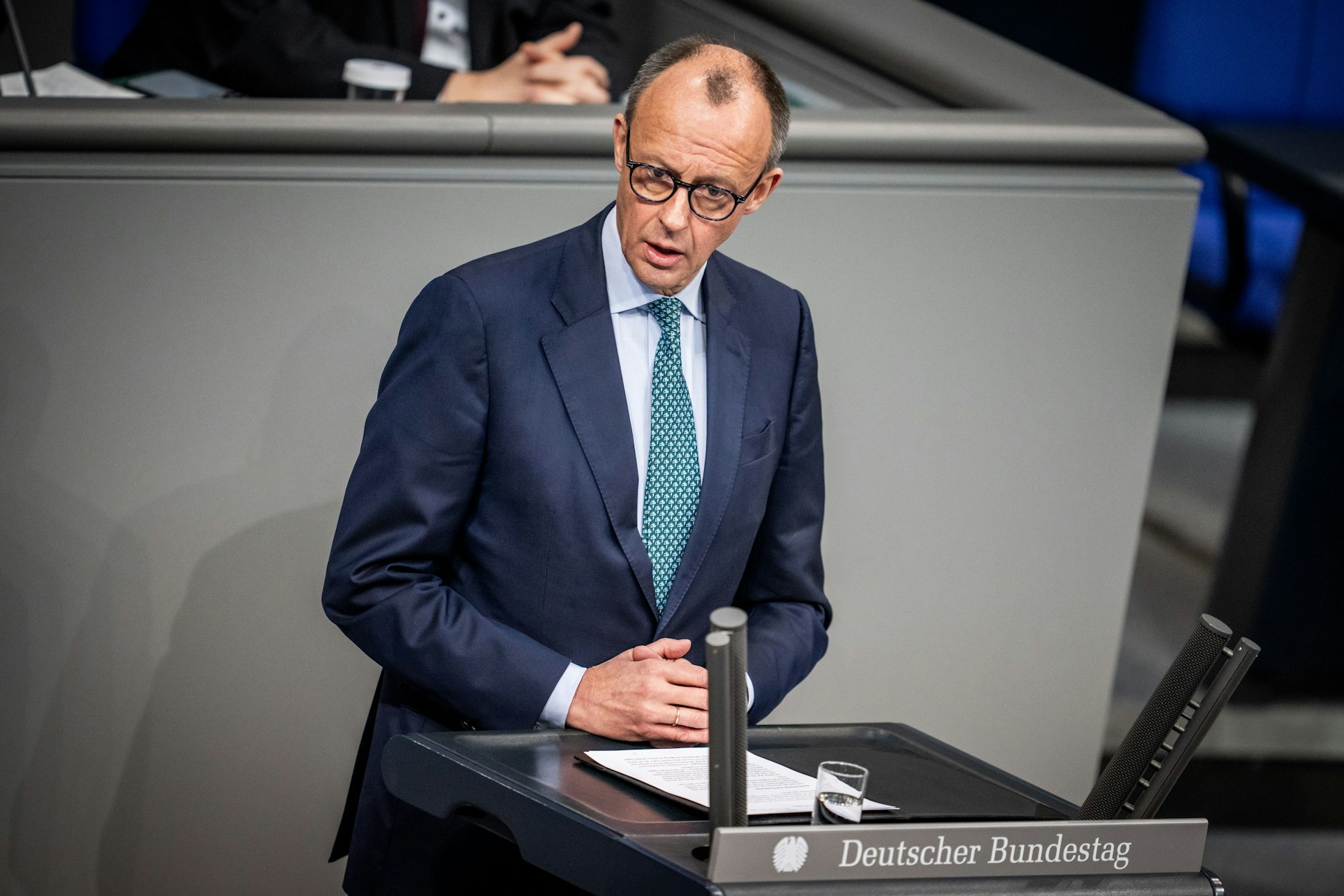Friedrich Merz, CDU-Bundesvorsitzender und Unionsfraktionsvorsitzender, spricht im Bundestag. 