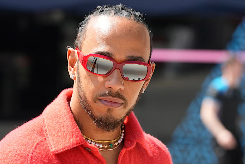 Rot steht ihm gut: Der siebenmalige britische Formel-1-Champion Lewis Hamilton wird mit einem Wechsel von Mercedes zu Ferrari in Verbindung gebracht.