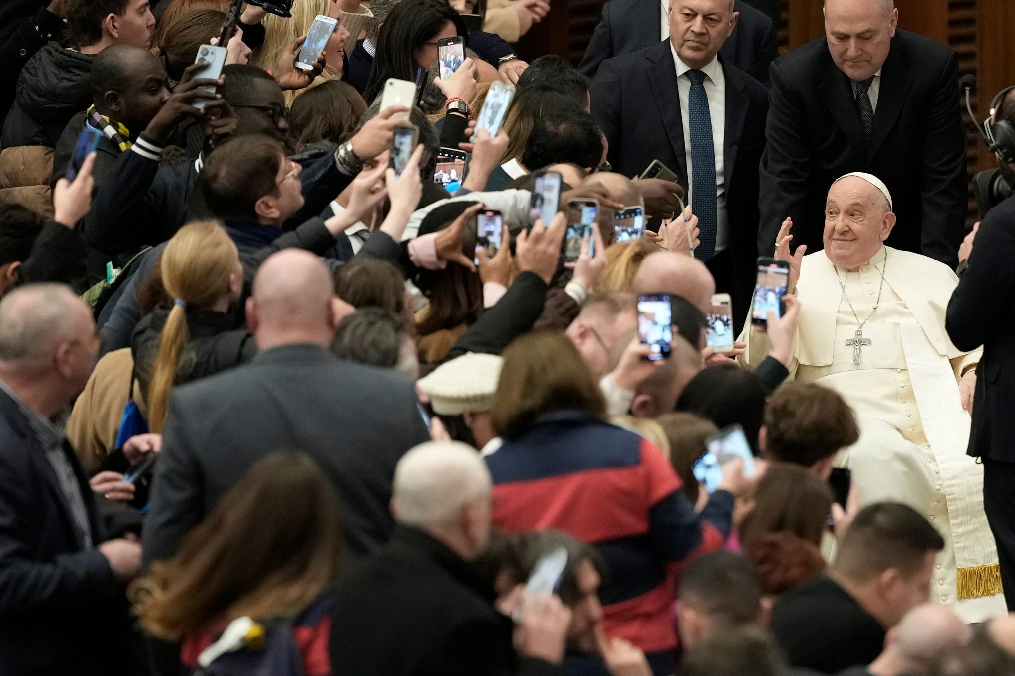dpatopbilder - Da werden die Handys gezückt: Papst Franziskus begrüßt Gläubige während seiner wöchentlichen Generalaudienz im Vatikan.  