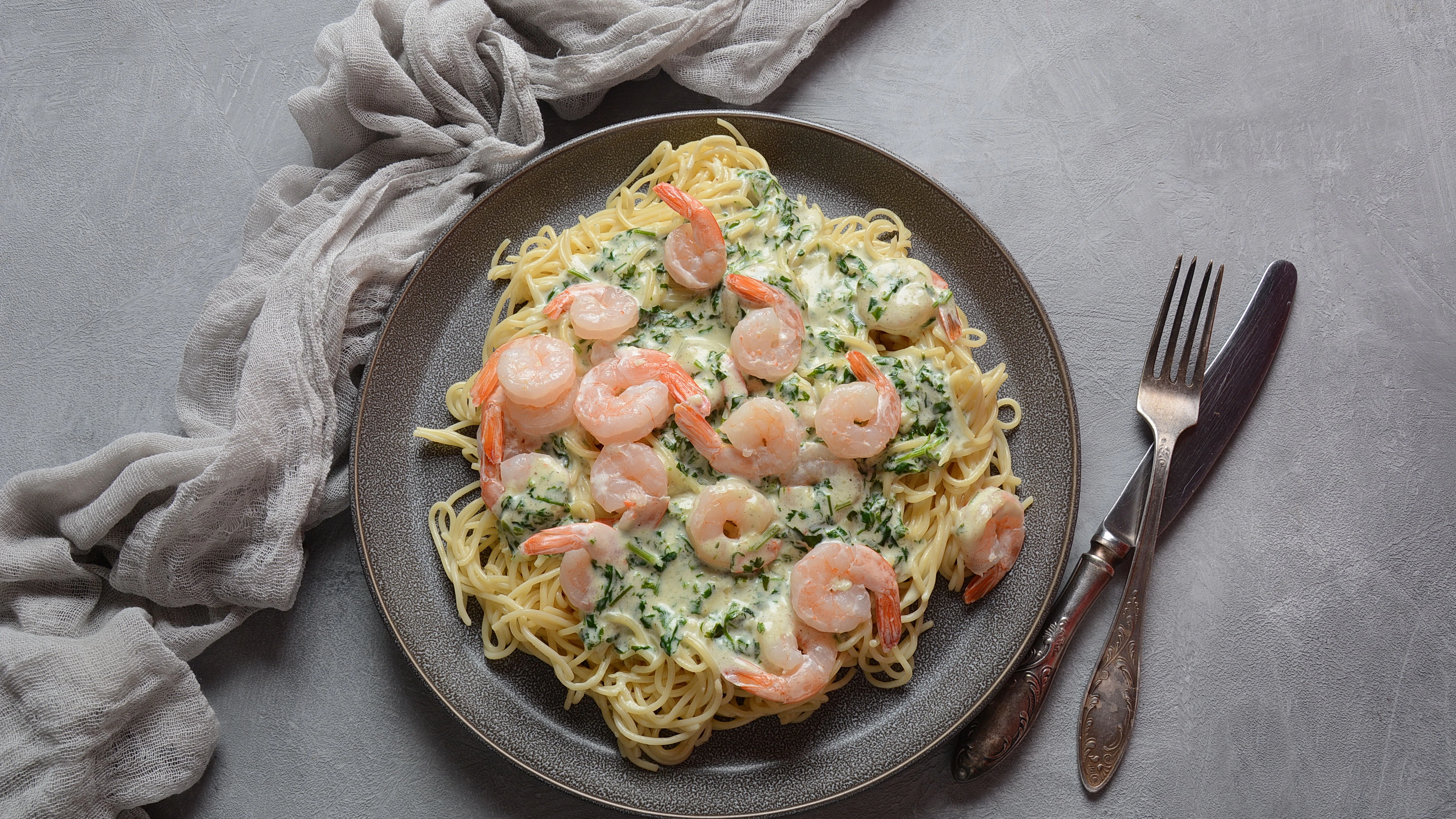 Auch Spaghetti passen gut zu Garnelen und cremiger Sauce.&nbsp;
