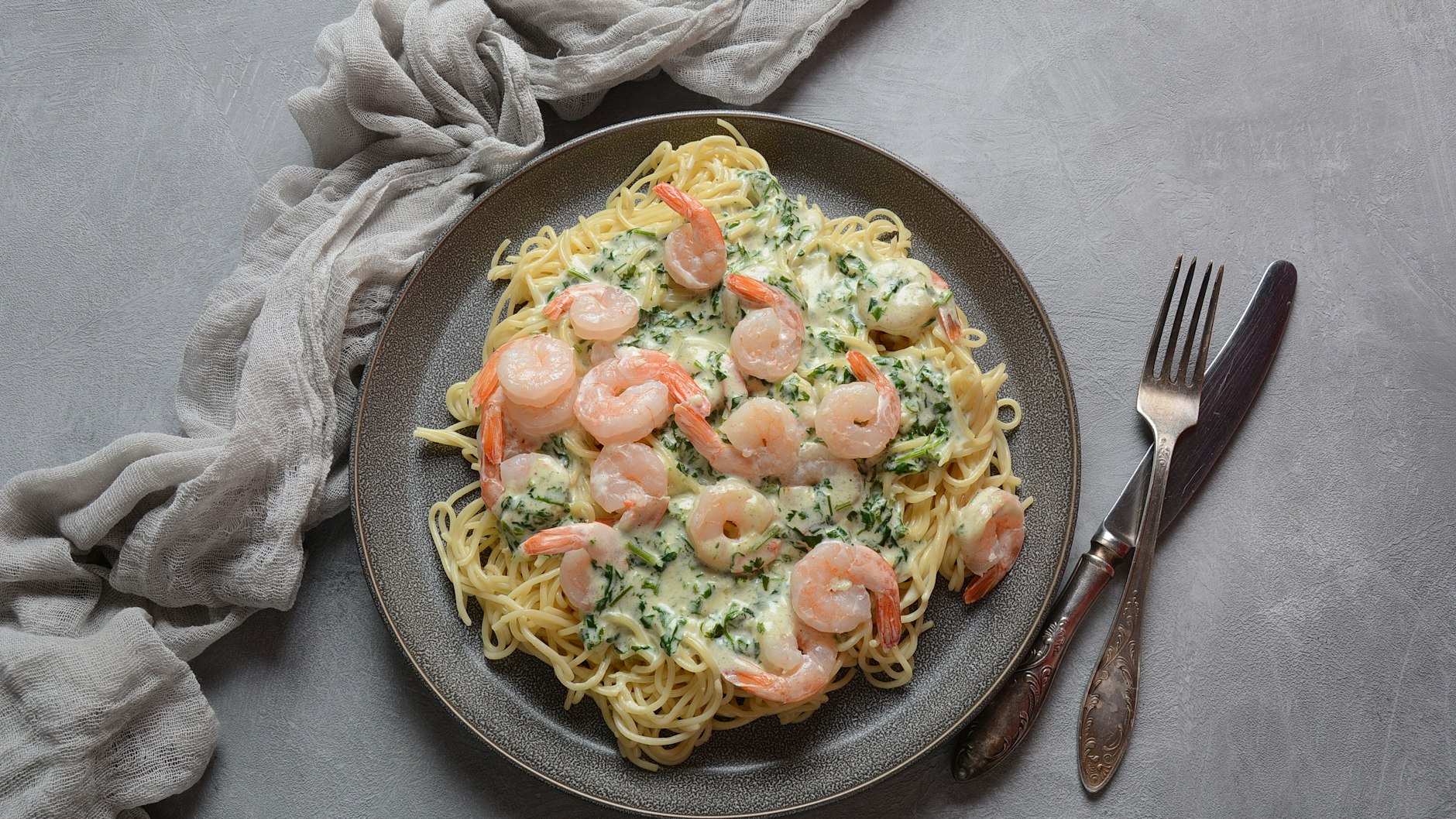 Auch Spaghetti passen gut zu Garnelen und cremiger Sauce.&nbsp;