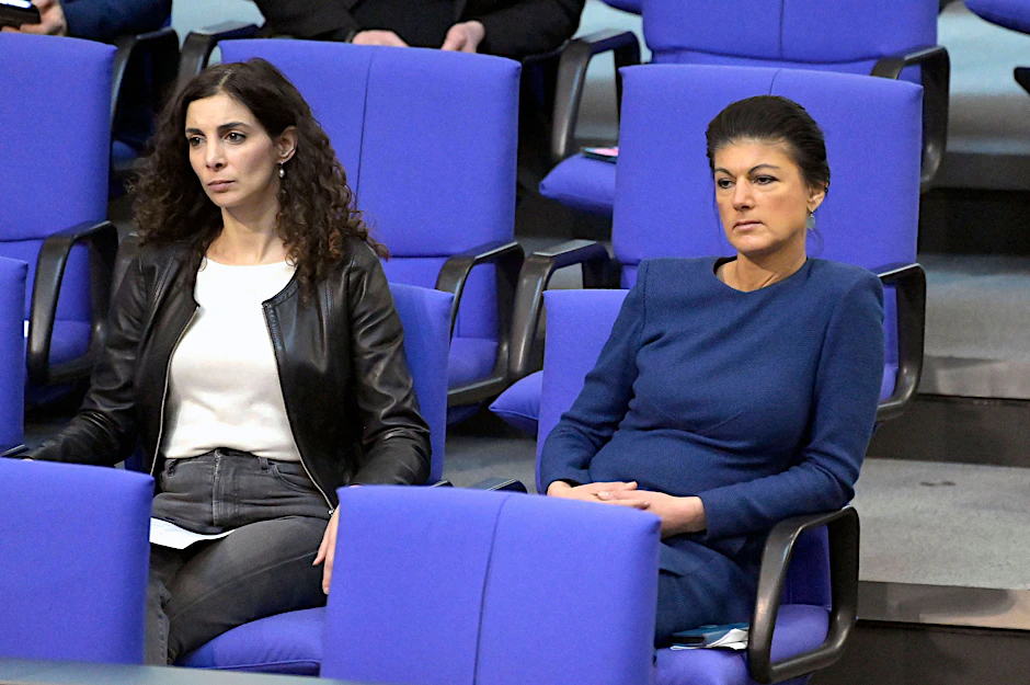Jessica Tatti und Sahra Wagenknecht in der 150. Sitzung des Deutschen Bundestages im Reichstagsgebäude
