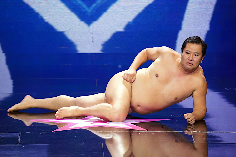 Tonikaku Akarui Yasumura zeigt auf der Bühne des „Supertalent“ Posen, bei denen er nackt aussieht, obwohl er noch einen Schlüpfer trägt.