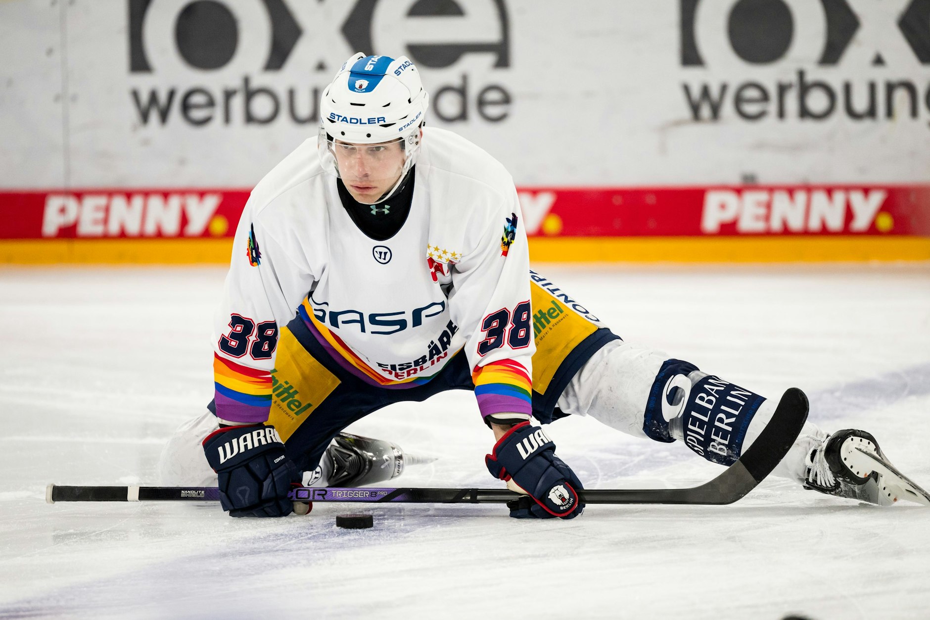 Yannick Veilleux streckt sich auf dem Eis für den nächsten Streich.