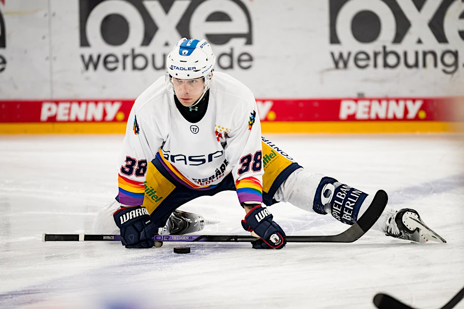 Yannick Veilleux streckt sich auf dem Eis für den nächsten Streich.