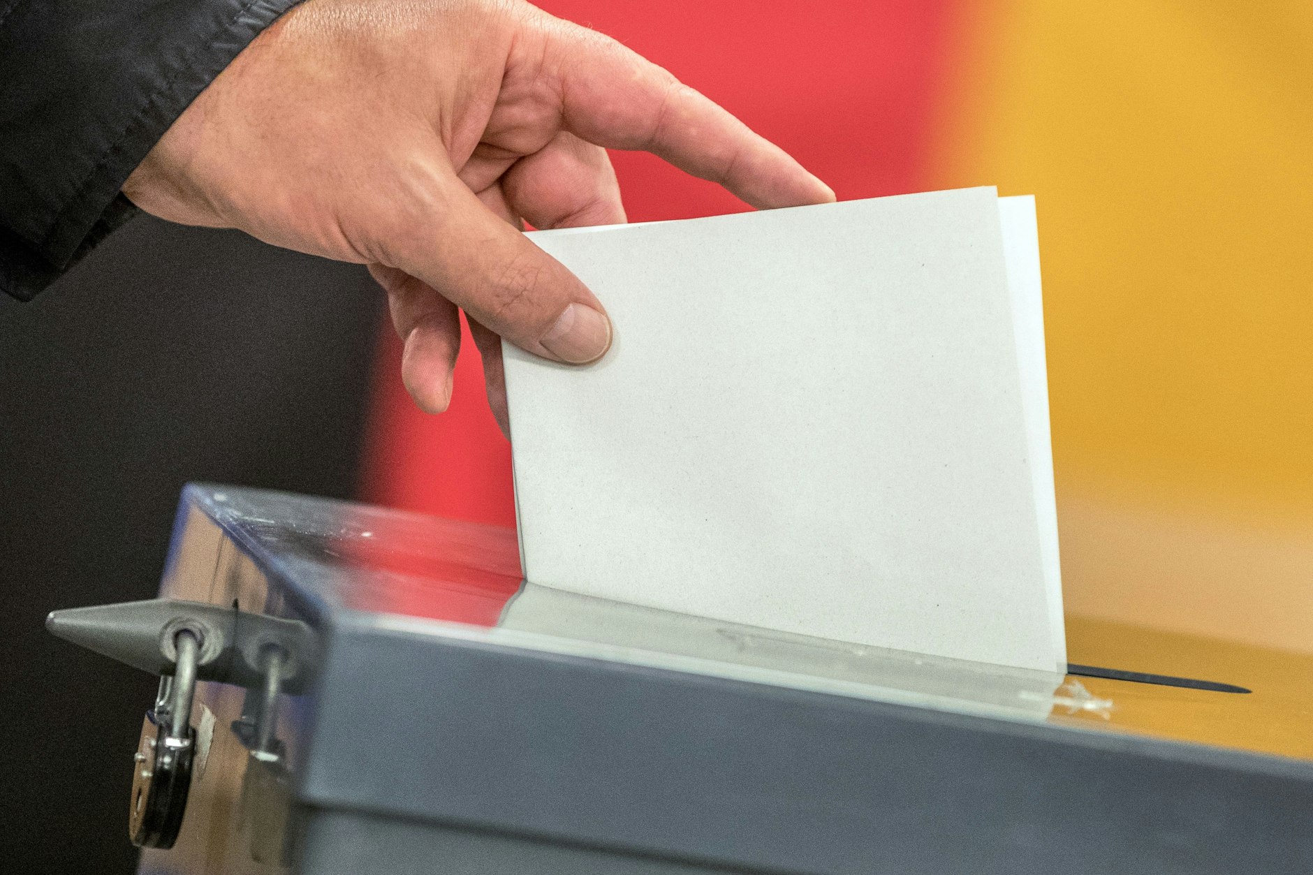 Ein Wähler wirft seinen Stimmzettel zur Bundestagswahl in eine Wahlurne.