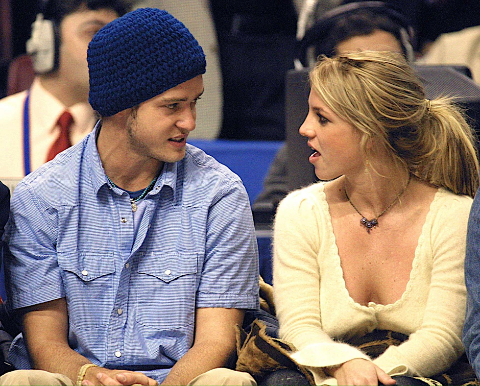 ARCHIV - Britney Spears zusammen mit ihrem damaligen Freund Justin Timberlake bei einem NBA All-Star Game im Jahr 2002.  