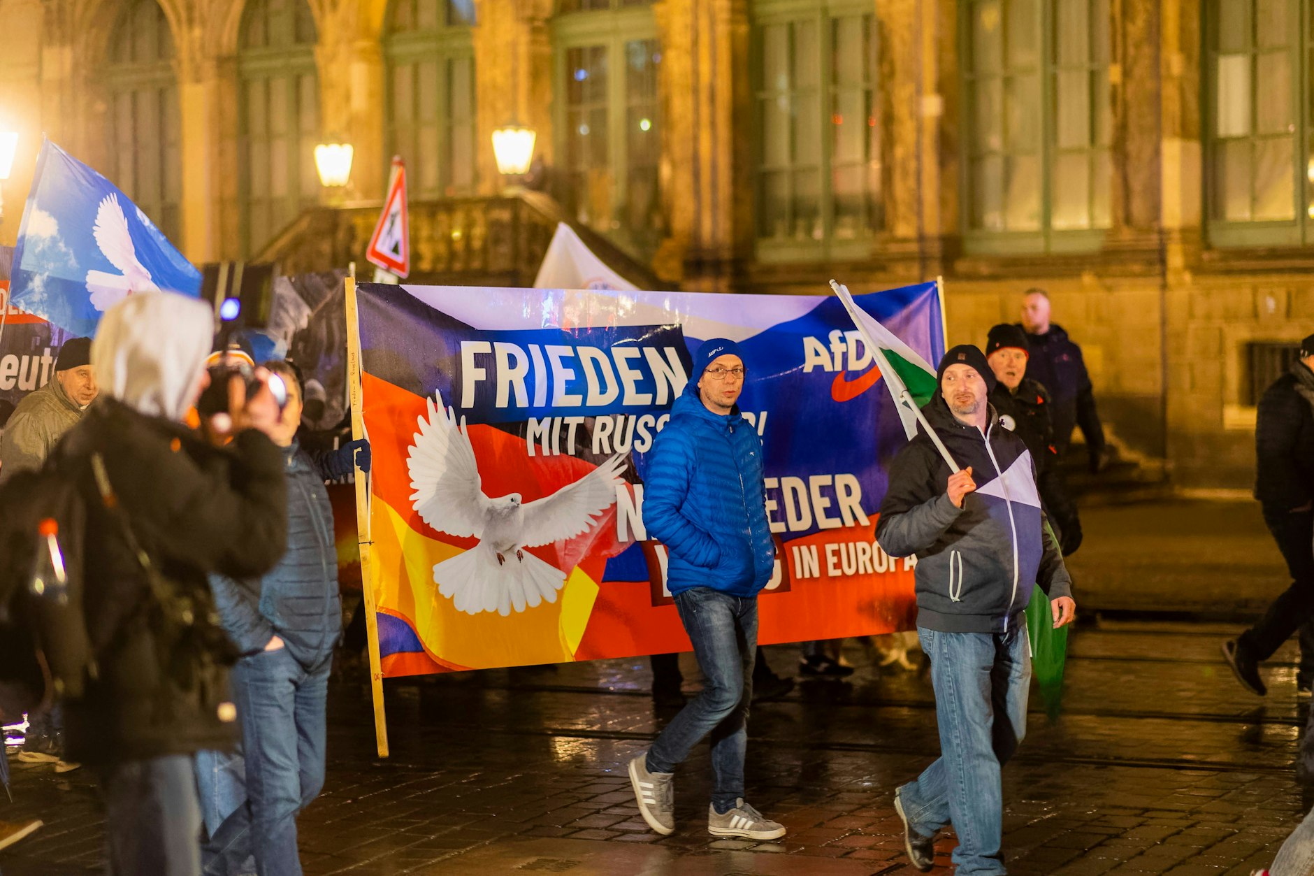 AfD-Sympathisanten fordern Frieden mit Russland: Mindestens ein Mitarbeiter der Partei soll direkten Kontakt zu einem Agenten des russischen Geheimdienstes FSB haben.