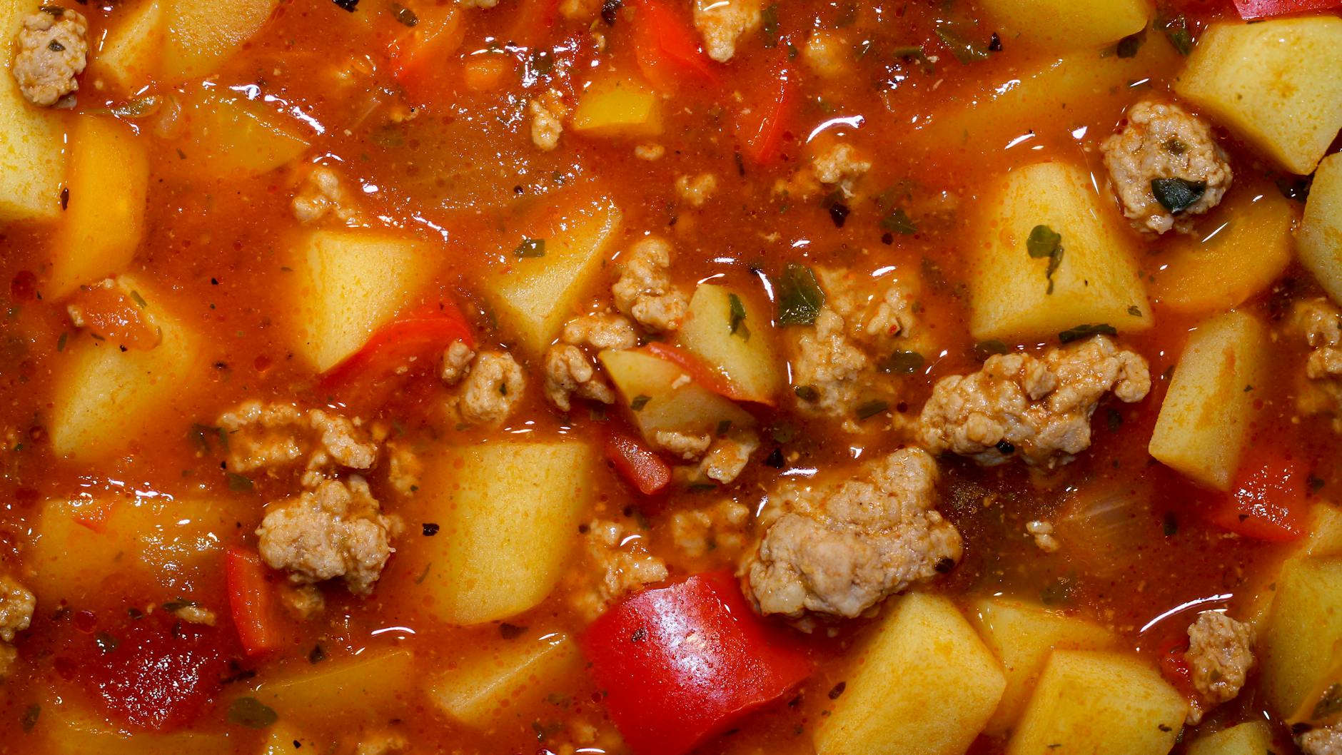 Leckerer Bauerntopf mit Hackfleisch: Dieses Rezept für deftigen Eintopf ist einfach ein Genuss.