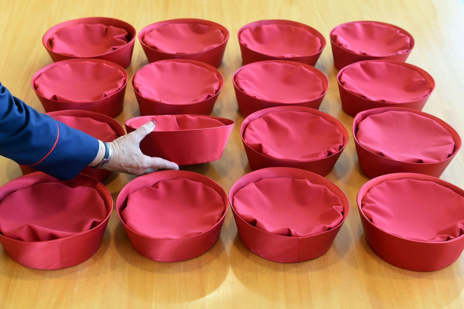 Auf einem Tisch im Stammsitzes des Bundesverfassungsgerichts in Karlsruhe liegen die Baretts der 16 Bundesverfassungsrichter.