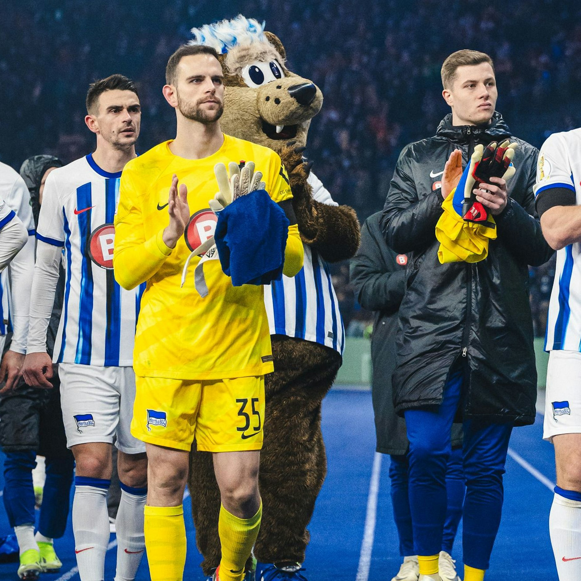 Die Hertha-Torhüter Marius Gersbeck und Tjark Ernst gemeinsam in der Ostkurve vor den Fans