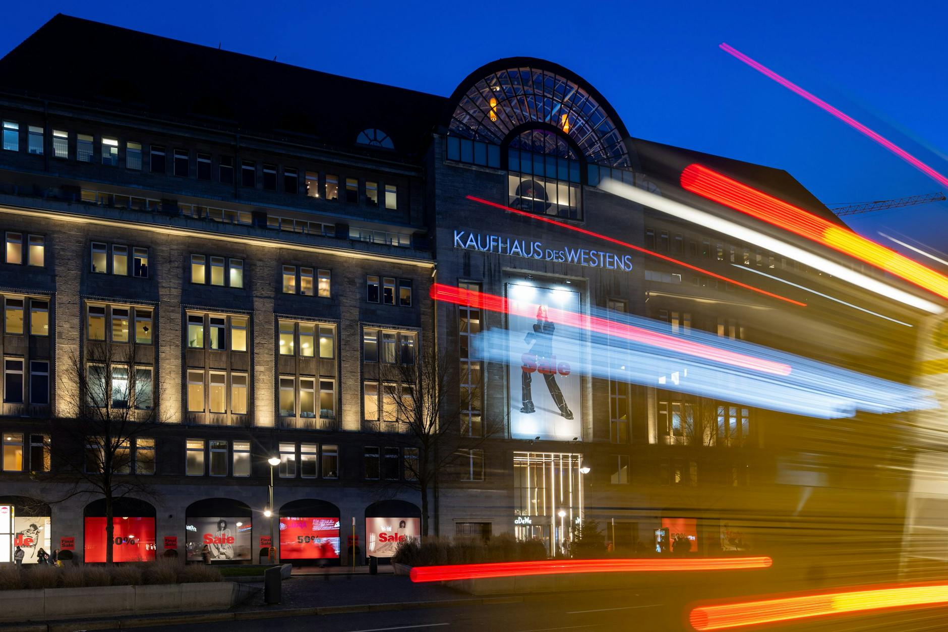 Das Kaufhaus des Westens (KaDeWe) bleibt offenbar geöffnet. Es gibt einen Käufer. 
