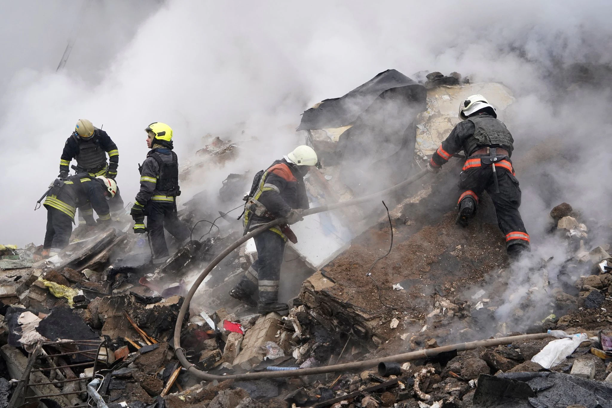 ARCHIV - In der nordostukrainischen Region Charkiw sind durch russische Angriffe mindestens drei Personen leicht verletzt worden. Die Rettungskräfte löschen das Feuer des völlig zerstörten Gebäudes.  