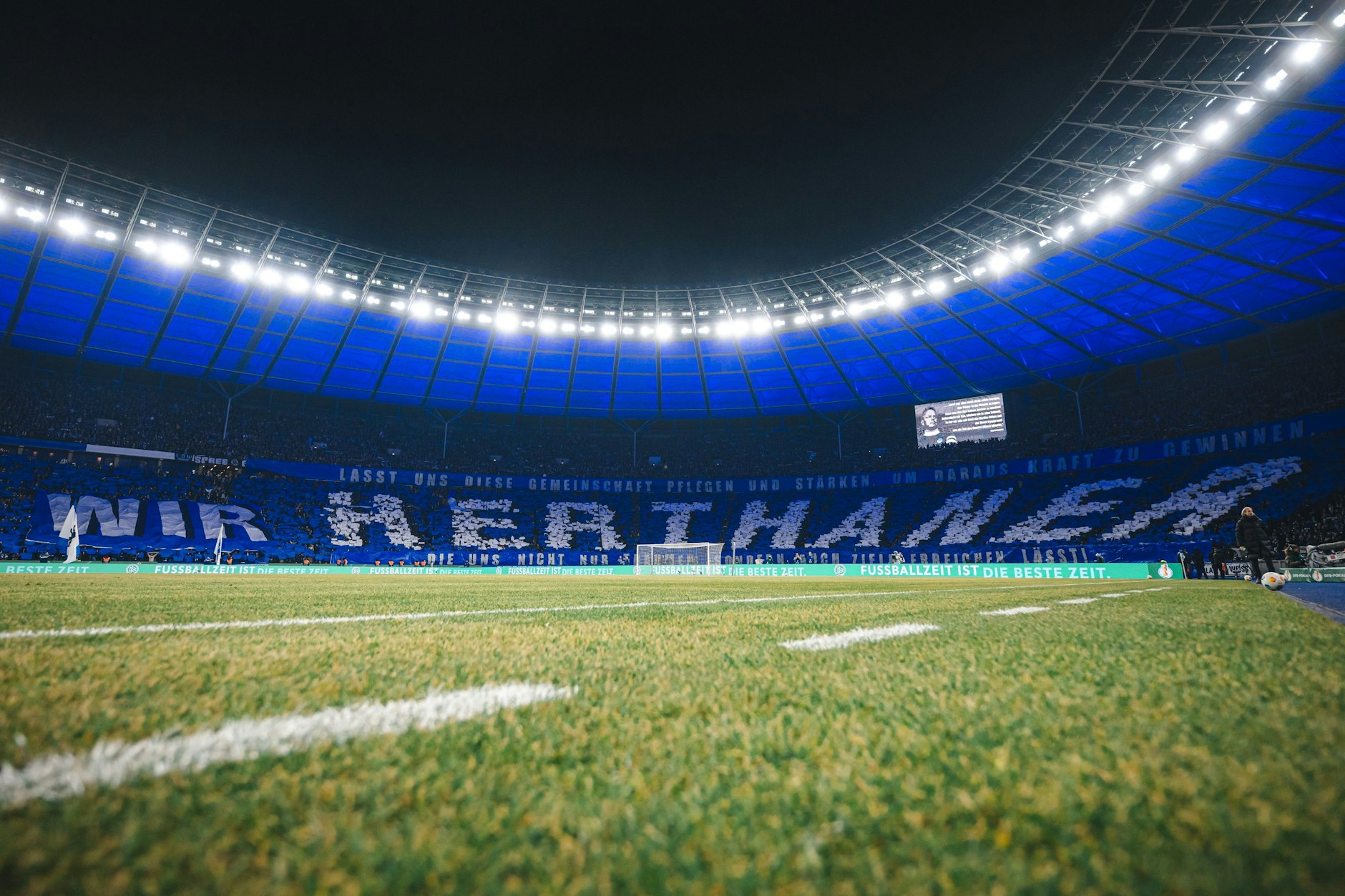 Eine Riesen-Choreo über die Ostkurve hinaus erinnerte beim Pokalspiel nochmal an den verstorbenen Hertha-Präsidenten Kay Bernstein.