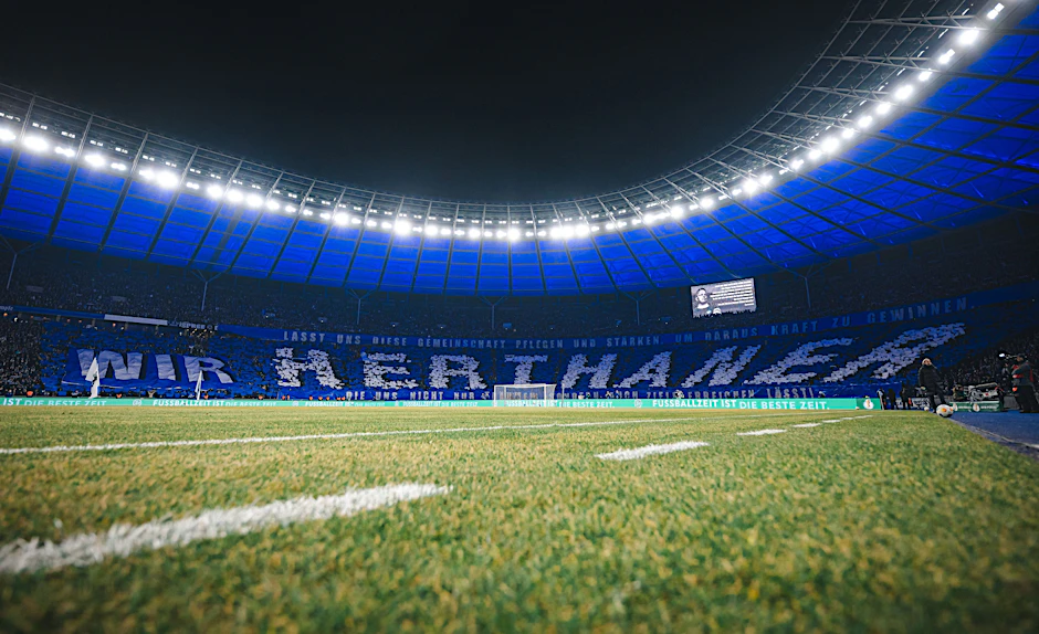Eine Riesen-Choreo über die Ostkurve hinaus erinnerte beim Pokalspiel nochmal an den verstorbenen Hertha-Präsidenten Kay Bernstein.