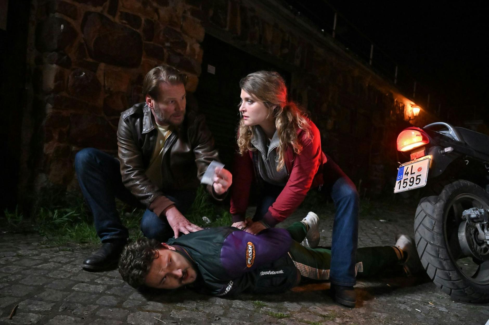 HANDOUT - Kommissar Winkler (Kai Scheve, l) und seine Kollegin Szabo (Lara Mandoki) durchsuchen Pavel Svoboda (Raphael Keric) und finden Drogen in einer Szene von «Erzgebirgskrimi - Die Tränen der Mütter».