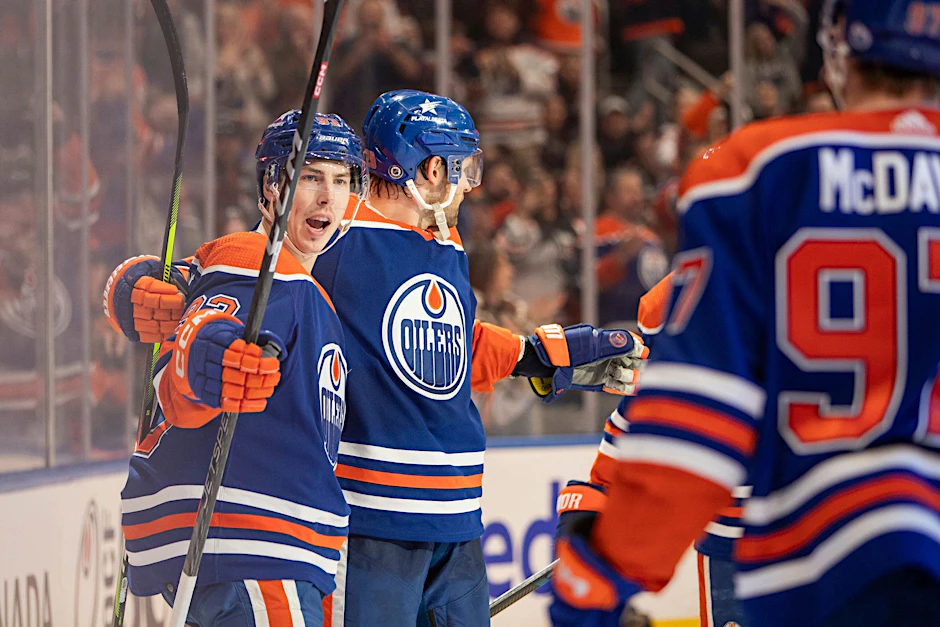 Spieler der Edmonton Oilers, Ryan Nugent-Hopkins (l-r), Leon Draisaitl und Connor McDavid feiern nach einem Tor.  /AP/dpa