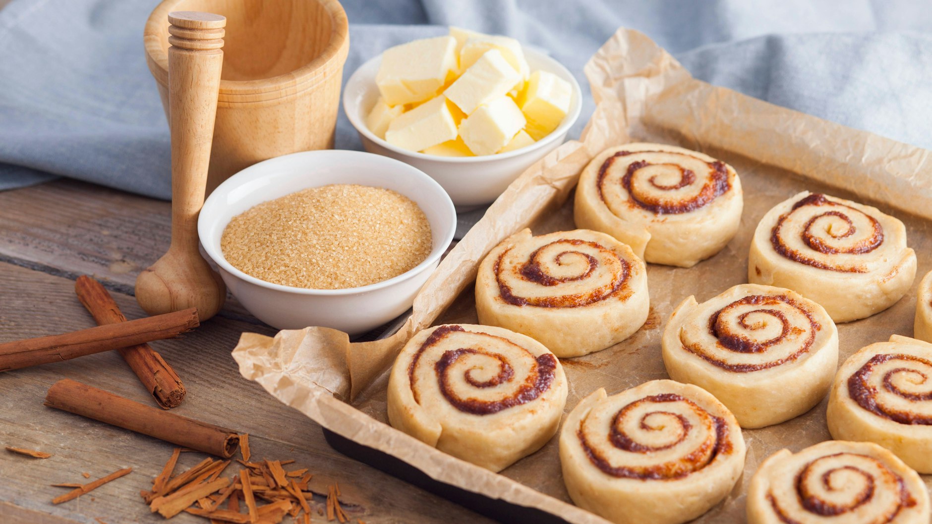 Für das Rezept legen Sie die Zimtschnecken auf ein Blech und lassen sie noch mal 30 Minuten gehen.&nbsp;