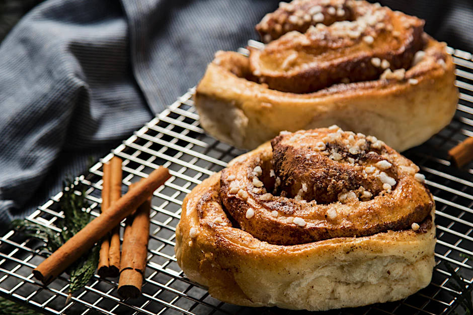 Mit diesem Rezept backen Sie klassische, köstliche Zimtschnecken ganz einfach selbst.&nbsp;