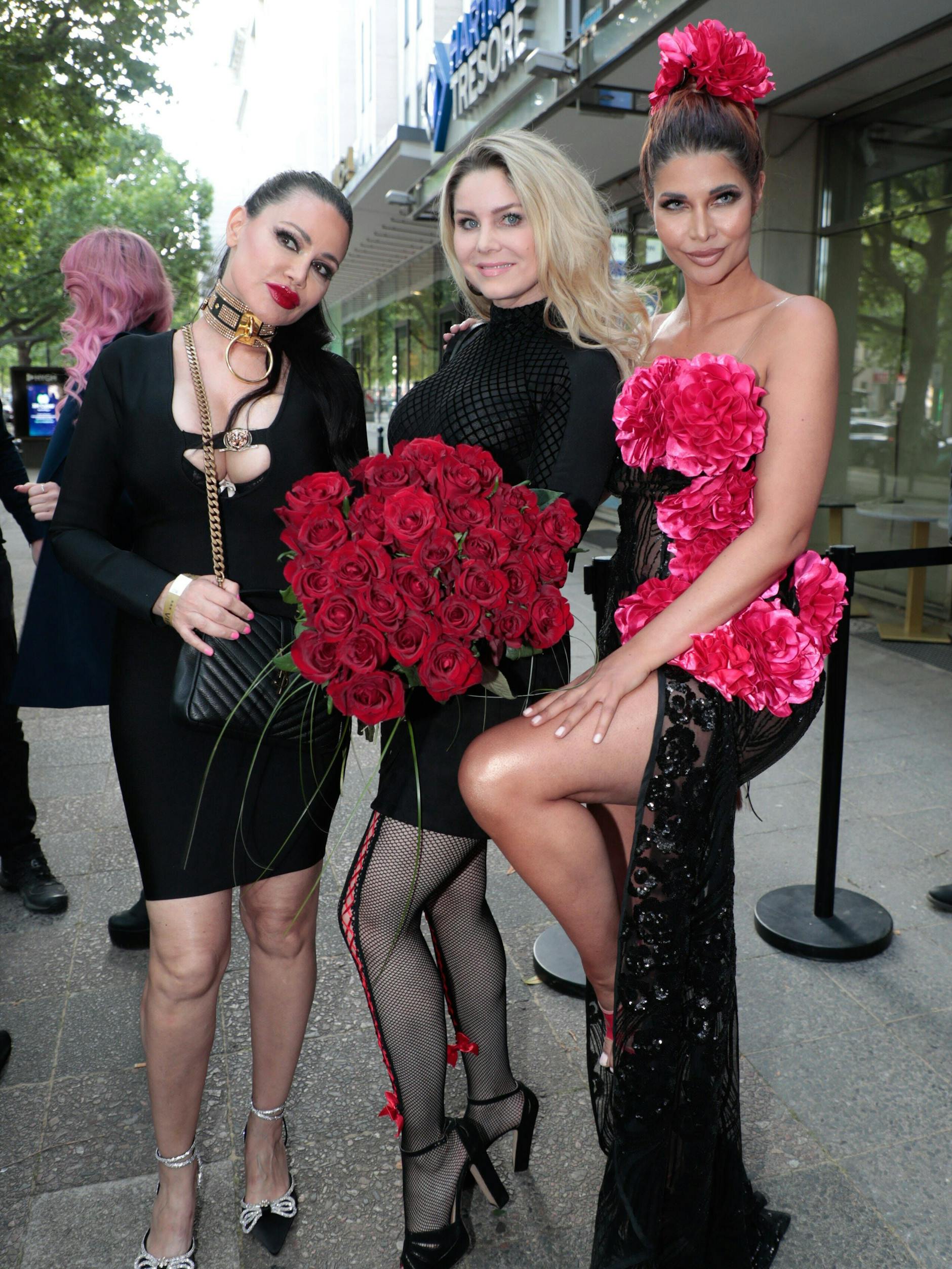 Djamila Rowe, Yvonne Woelke, Micaela Schäfer auf einem Event 2022.