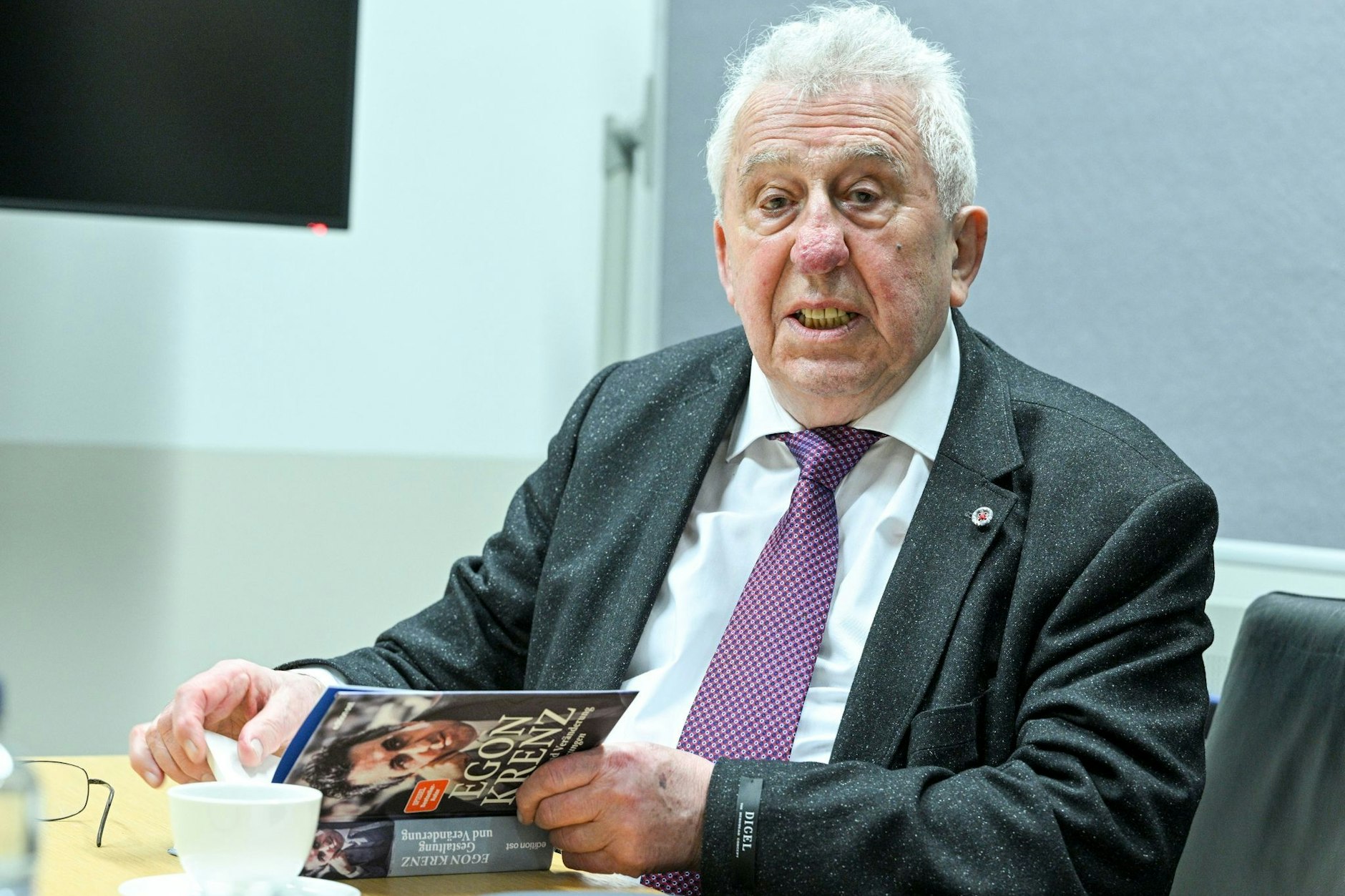 Egon Krenz mit dem zweiten Teil seiner Biografie bei der Lesung in Berlin&nbsp;