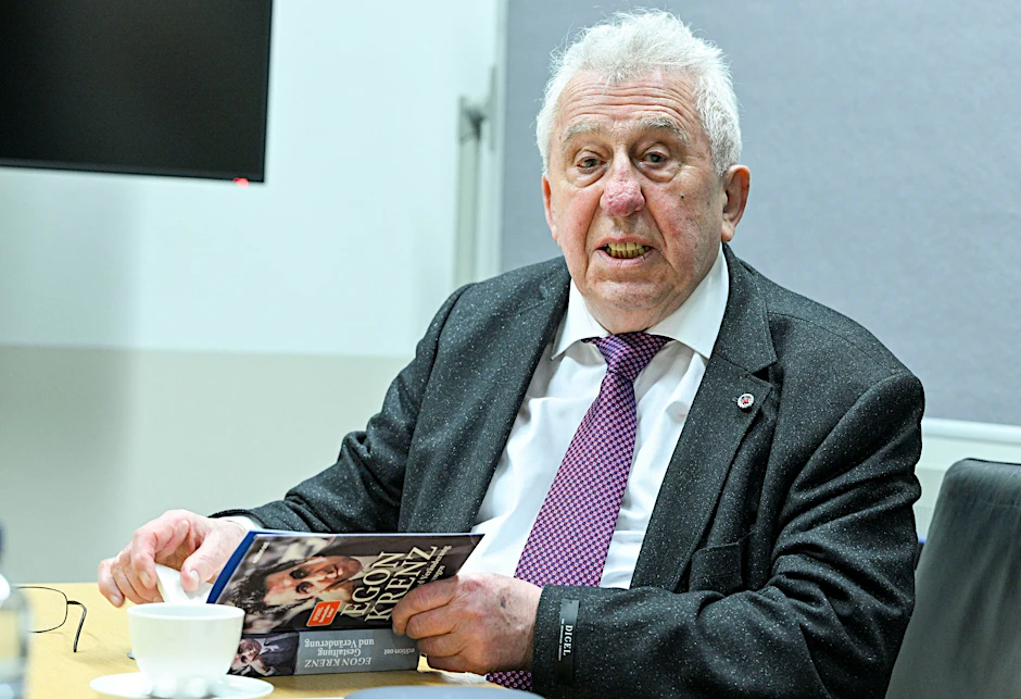 Egon Krenz mit dem zweiten Teil seiner Biografie bei der Lesung in Berlin&nbsp;
