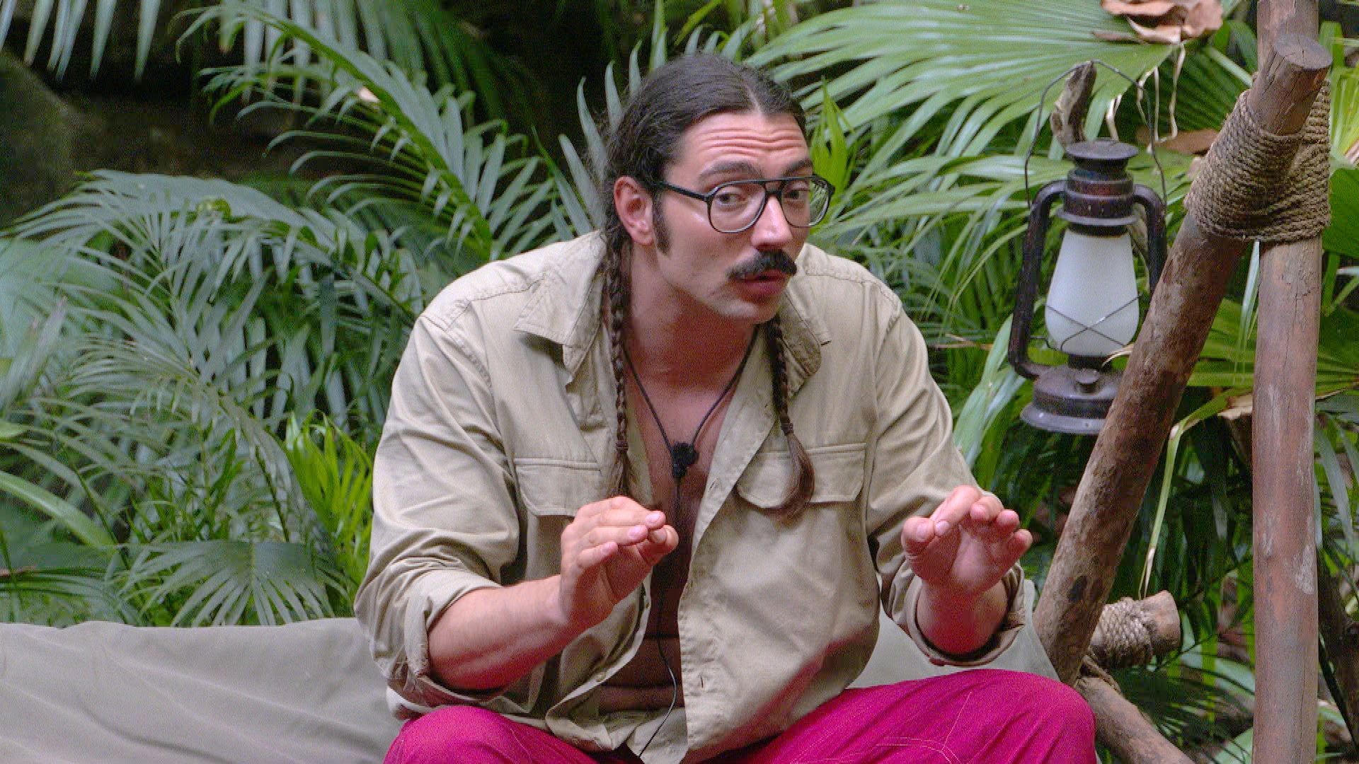 Image - Dschungelcamp-Fans geschockt: Fliegt Favorit Fabio Knez jetzt raus?