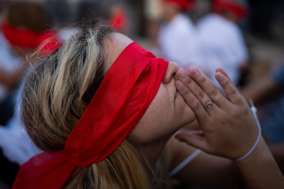 Israel: Bewohner des Kibbuz Kfar Aza demonstrieren mit Augenbinden und gefesselten Händen. Die Bauerngemeinde wurde am 7. Oktober von Mitgliedern der Hamas überrannt. 18 Bewohner wurden entführt und nach Gaza gebracht, darunter sieben Kinder, das jüngste drei Jahre alt.